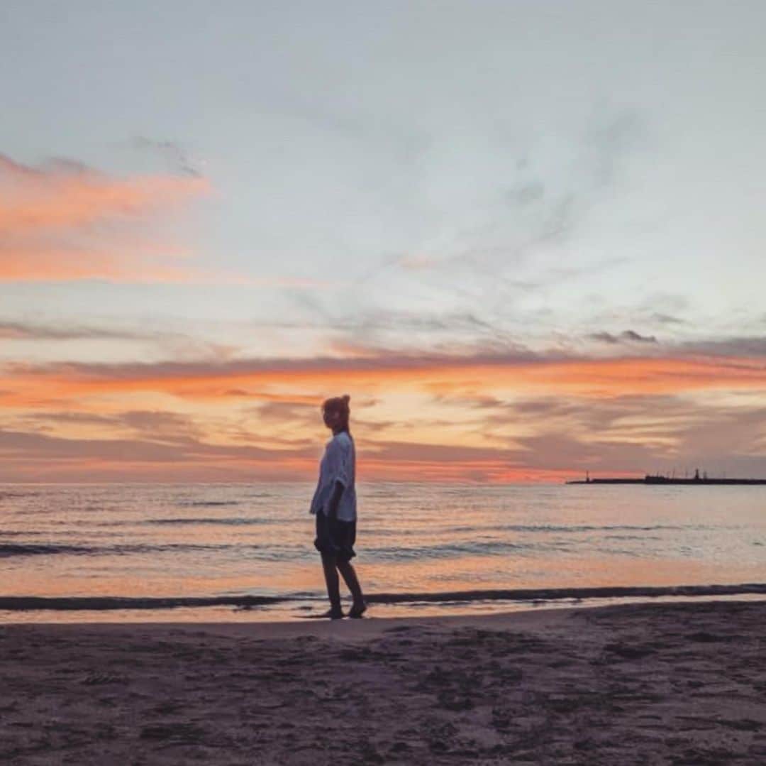 akikoのインスタグラム：「千葉の南房総で、5月末に1泊2日のリトリートを行います。 今回はボーカルリトリートです。一緒に声を出しながら行うWSやサウンドメディテーション、もちろんライブも。一泊ながら盛りだくさんの内容です。  女性限定、人数限定の少人数リトリートです。 温暖な南房総の風光明媚な白浜に建つデザインコテージで、都心からのアクセスもよく、心地よい環境です。 なかなかない機会ですので、是非お見逃しなく！  akiko Vocal Retreat @ ル・ファーレ  http://le-phare.jp  5/27-28（1泊2日）  [スケジュール（予定）]  5/27（土） 15:00頃　チェックイン 16:00-17:00 Voice ワークショップ① 17:00-18:30 フリータイム 18:30-20:30 夕食＆ウクレレライブ 21:00-22:00 サウンドメディテーション 22:00-フリータイム  5/28 （日） 6:45-7:30 朝ヨガ 8:00-9:00 朝食 10:00頃 チェックアウト 10:45- 大豆の豆まき(参加自由) 12:00- 昼食（パエリア） 13:00-14:00 akiko garden live  [料金に含まれるもの] ・宿泊費 ・食事代、1日目夕食、2日目朝食、2日目昼食 （夕食時の乾杯用アルコール含む、フリーソフトドリンク） ・ボイスワークショップ×1回 ・ウクレレライブ×1回 ・サウンドメディテーション×1回 ・ヨガ×1回 ・ガーデンライブ×1回 ・豆まき体験（参加自由)  [料金に含まれないもの] ・往復交通費 ・乾杯アルコール以外のアルコール類  [料金] 38,500円（税込）  [お申し込み先メール] ability.muse@me.com （お申し込み後、振込先をご案内致します）  [お申し込み期限] 5月19日（金）」