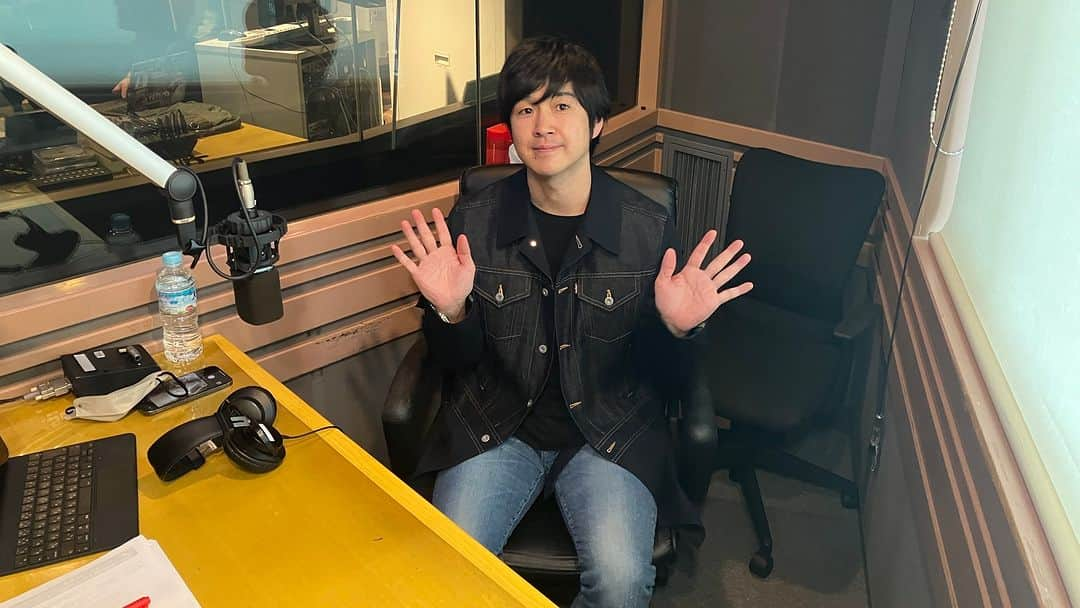 藤巻亮太さんのインスタグラム写真 - (藤巻亮太Instagram)「【まもなく📻】 #藤巻亮太 の「#FM藤巻」はこの後12:00から  今回の放送は…！ ＃めざクラ 出演の2日間からアルバム最終曲「大地の歌」について語ります！ そして！４月📧テーマ”温泉”についてもお便りと共に、盛りだくさんのトークをお届け♨  #FMFUJI はPC/スマホからも📷 https://radiko.jp/#!/ts/FM-FUJI/20230409120000」4月16日 11時00分 - ryota_fujimaki