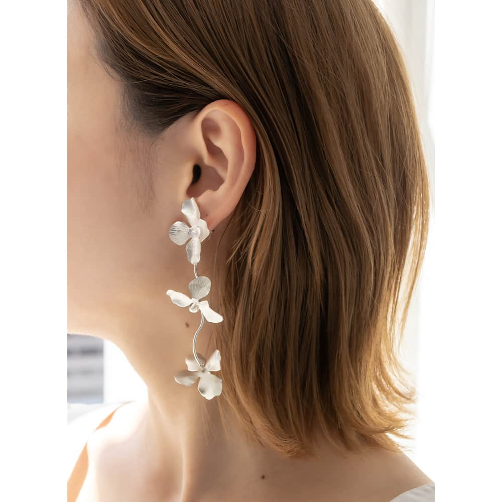 RANDAさんのインスタグラム写真 - (RANDAInstagram)「【Flower Earrings】 大きなフラワーが3つ連なったデザインピアス。 マットな質感で落ち着いた雰囲気に。  ──────────  フラワーモチーフピアス (FA31285) 2,750yen  ────────── ※詳細は @randa_pic プロフィールURLよりご覧ください！ . . #ランダ #靴 #シューズ #服 #アパレル #アクセ #ピアス #イヤリング #フラワーピアス #結婚式ピアス」4月16日 11時00分 - randa_pic