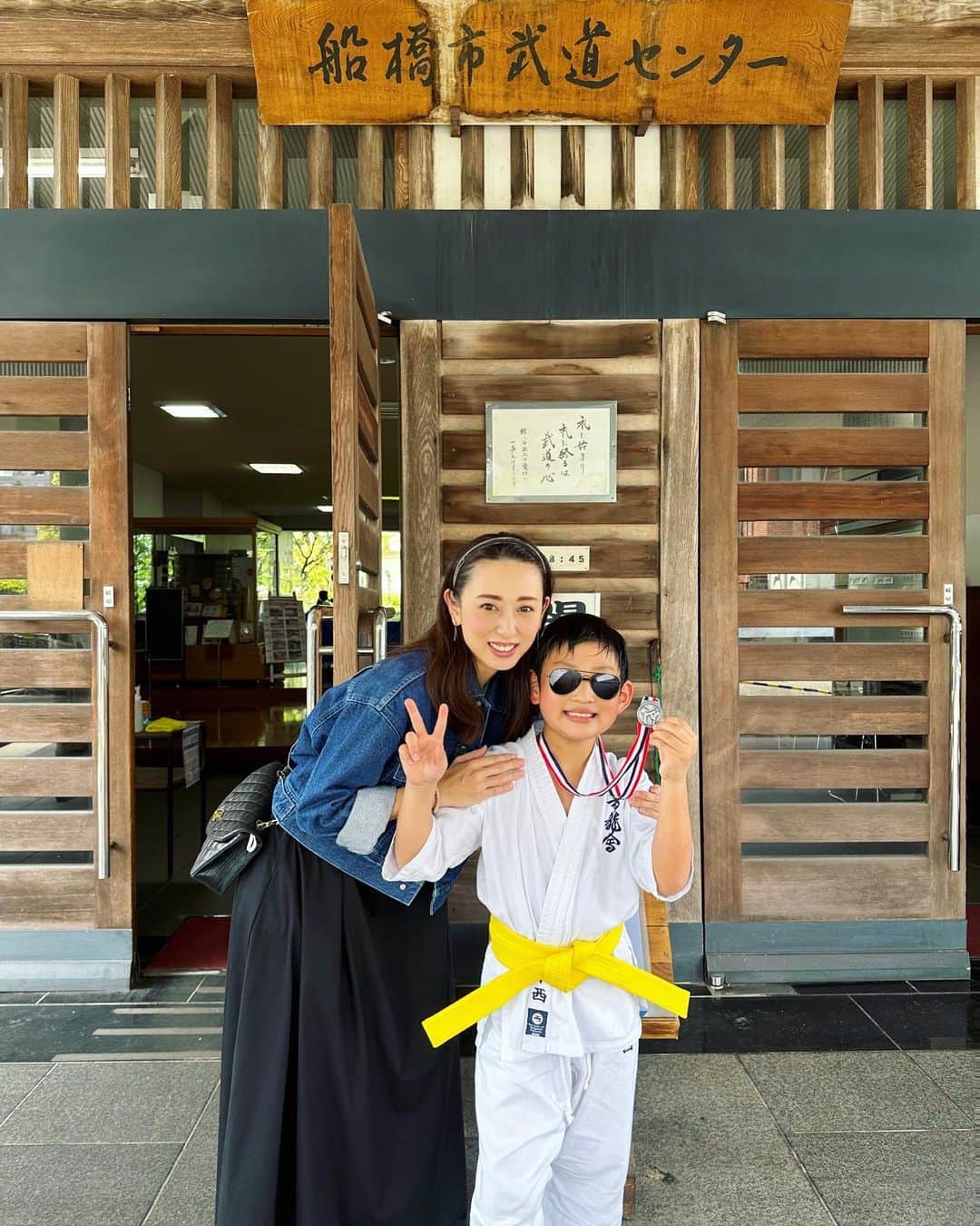 中西麻里衣のインスタグラム：「6時起きで空手🥋の試合でした🔥  次男のみ参加。 はじめてだったので…どんな感じなのかな…くらいの気持ちでしたが…始まったらもう真剣に戦う子供達に涙涙。  次男は初戦からもう気合いが見て取れて攻める攻める攻める🔥 立て続けの３回戦目で負けましたが小4男子フルコンタクト準優勝🥈でしたー😭👏  負けて悔しくて泣きに泣いた次男。 これからもっと強くなるね😌」