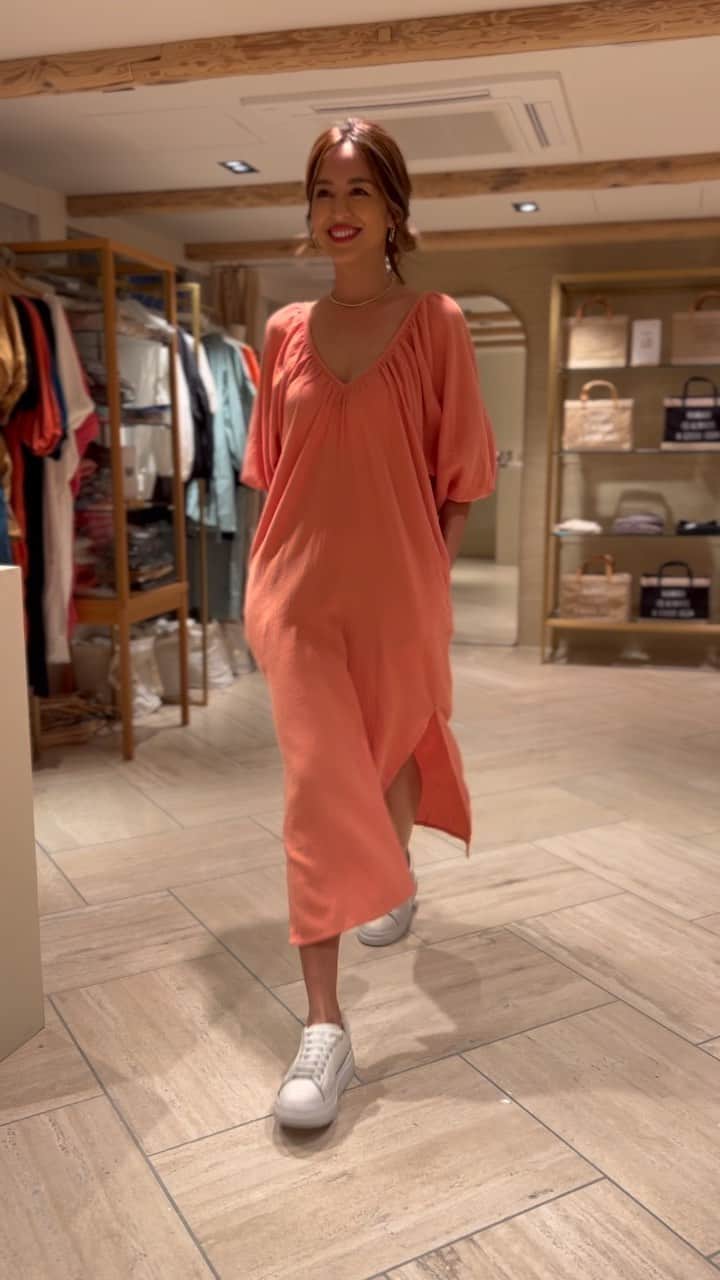 のインスタグラム：「最終日オープン🤍🤍🤍🤍🤍今日は5時までです🤍ハワイを感じにきてね🌺 Gilliaとat dawn着てるよ🤍全部選べないくらいステキなお洋服ばかり😍✨ @aloha_style_market  @allu_official.jp」