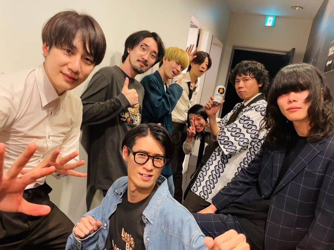 THE BAWDIESのインスタグラム：「「LET'S BE FRIENDS! TOUR」完全にライブハウスが帰ってきてる感じがたまらんです！ お伝えしている通り、連日大祭りなわけですが、先日の金曜日の夜は…夜の本気ダンスだ！盛り上げる、いや、上げまくるに特化した最強お祭り番長スタイル！会場も久々に汗という油が高温で揚がって、揚げまんじゅうの出来上がり！  意外にもイベント以外では初対バンでしたが…もちろん今後の絡みもお約束宣言させていただきます！！🙋‍♂️大好きだぜー！  夜の本気ダンス本当にありがとう！そして参加してくれた皆さん本当にありがとうございました！  本日は東京に戻ってのドミコを迎えて、ツアーファイナルだ！皆さま待ってまーす！  #bawdies #thebawdies #夜の本気ダンス #お祭り番長スタイル #hosoかわいい #汗揚げまんじゅう #letsbefriendstour #梅田clubquattro」