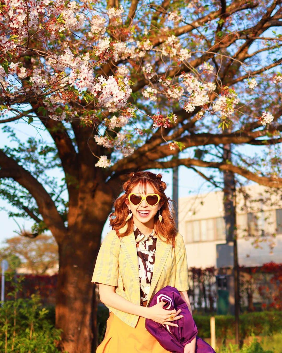 井上麗夢さんのインスタグラム写真 - (井上麗夢Instagram)「🌸  2023  桜の撮影って 白いワンピース！ ピンクっぽい服！ ってイメージだったけど そんなことないんだね！  そして葉桜が好きになった🍃🌸  素敵だなと思うものが もっと増やしていきたいな  #桜撮影 #葉桜 #福生 #牛浜 #撮影スポット  Photo by: @maru_sundays  _ _ _ _ _ _ _ ⁡ ⁡ #맞팔　#데일리　#소통 #좋아요반사　#오오티디　	#패션 ⁡ #igers #tflers #ootd #fashion #hairstyle ⁡ #コーデ #ヘアアレンジ #撮影会 #撮影会モデル ⁡」4月16日 11時06分 - remu_inoue