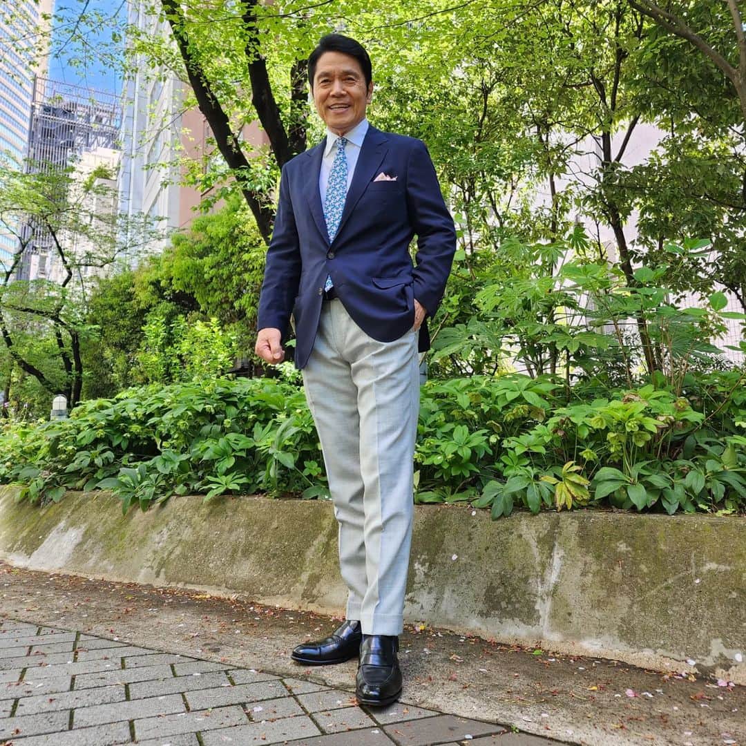 峰竜太のインスタグラム：「#アッコにおまかせ #jacket #brunellocucinelli #shirt #yamatoyashirt #tie #erricoformicola #pants #estnation #shoes #santoni」