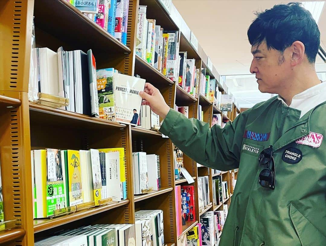 宮田麺児さんのインスタグラム写真 - (宮田麺児Instagram)「自ら買いにきました。  調べたら　ラスト1冊 ありました。 プロセスマニア  #本#ベストセラー#プロセスマニア#ジュンク堂」4月16日 11時16分 - miyatamenji
