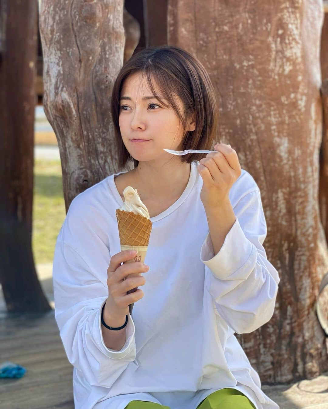 清水由紀のインスタグラム：「🍦  甥っ子とソフトクリーム'を食べた記念。ゆるゆるな休日。 みんなはどんな休日をおくってる？  #ちこり村 #家族旅行 #休日の過ごし方」