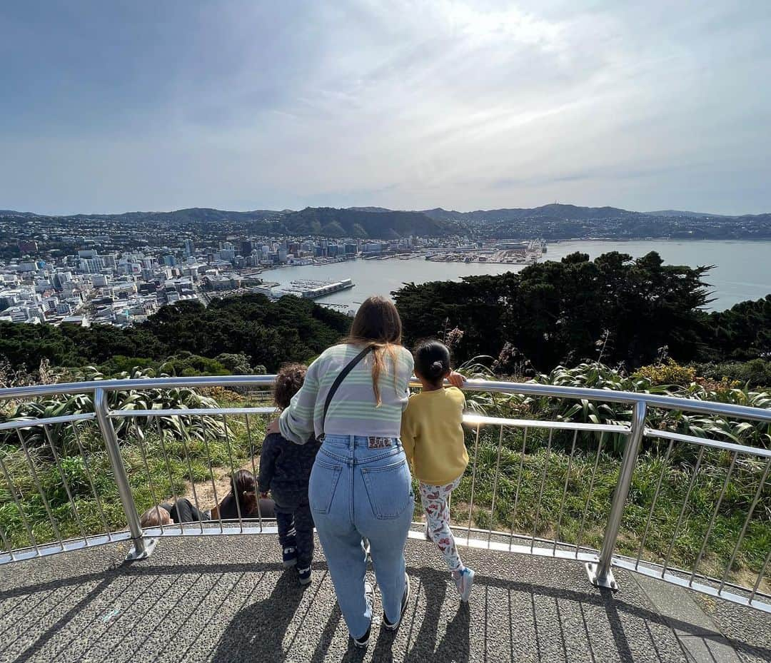 バレリー・アダムスさんのインスタグラム写真 - (バレリー・アダムスInstagram)「A well spent sabbath in the Capital💗✌🏽🇳🇿  #schoolholidays #makingmemories #blessing #peaceandlove #myteam #auntybecca #wellington #love #famtime」4月16日 11時37分 - valerieadams84