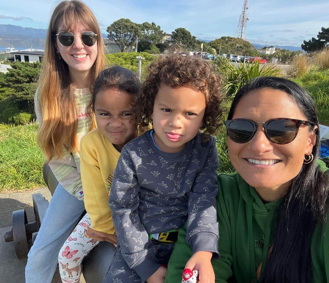 バレリー・アダムスのインスタグラム：「A well spent sabbath in the Capital💗✌🏽🇳🇿  #schoolholidays #makingmemories #blessing #peaceandlove #myteam #auntybecca #wellington #love #famtime」