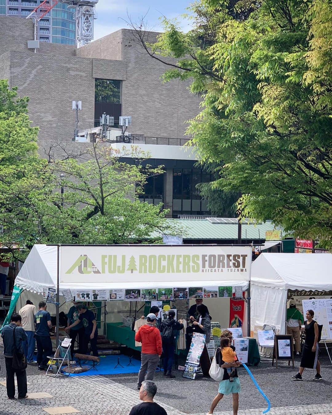 フジロック・フェスティバルさんのインスタグラム写真 - (フジロック・フェスティバルInstagram)「本日最終日！代々木公園で開催中の アースデイ東京にフジロックブース出展中です🌲  フジロックの森プロジェクトによる 間伐材コースターづくりも大盛況！ イベントは18:00までです（出展ブースは17:30まで）  フジロックスタッフもおりますので 何か分からないことなどがあれば お気軽に質問してくださいね！  お天気も良いのでお散歩がてらぜひお越しください〜🔆  #アースデイ東京 #earthdaytokyo  #fujirock #fujirockfestival #フジロック」4月16日 11時42分 - fujirock_jp