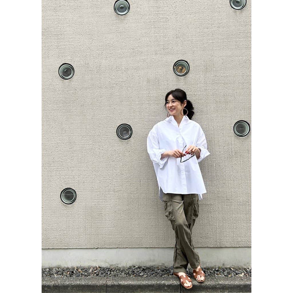 秋本祐希のインスタグラム：「なんだかんだで 好きなワードローブの白シャツ✨ @cbp.tokyo でセレクトしました。 WHITEとSAXE BLUEの2色で 袖と後ろのぽわんとした感じが気分☺︎  よろしかったら春の一枚にぜひ♡ #白シャツ #cbp #wardrobe」