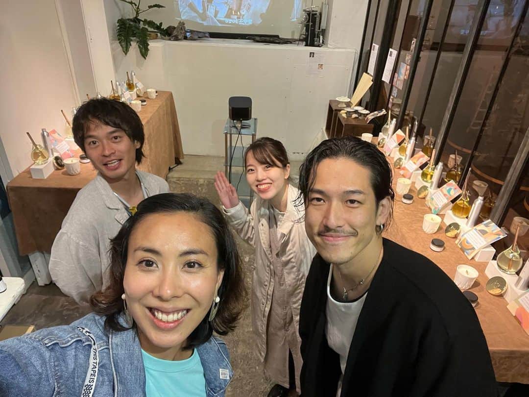 LOVEのインスタグラム：「どれもいい匂い😌クラクラしなかった！！多分優しい人が優しいもので自然にありがとーって言いながら作ってるからだと思う！  @minaimasashi さんが新しい優しい香りのプロジェクトスタート㊗️  #somablueart のときも、果樹園で落ちた果実からアロマを生成してらしたけど。陶器、キャンドルの芯の木片、ガラスにいたるまで全部、「廃棄しなくてよくない？」な素材を集めて考え抜かれてた！すごーい🫶  全好きな匂いだったけど一個選ぶならどれ！  ==================  ■会期：2023年 4月15日(土)～4月17日(月)  ■時間：13:00～21 :00 (17日は20:00まで) ■キャンドルナイト：17:00～21:00(17日は20:00まで) ■入場料：無料  ■会場：CANVAS TOKYO ATELIER 代官山  住所：東京都渋谷区代官山町11-12 日進ヒルズ代官山 1F   【展示内容】 ・参加者全員プレゼント企画 ・メイキング映像 ・新商品 ・原材料  【ブランドメッセージ】 このモノが溢れる時代において消費を一から見直し、豪華な包装より、上質な中身かつ持続可能なものを追求しました。 本来処分され環境に負荷を与えるモノに、人の手をかけて再生し、伝統職人の技術と掛け合わせて製品を展開します。」