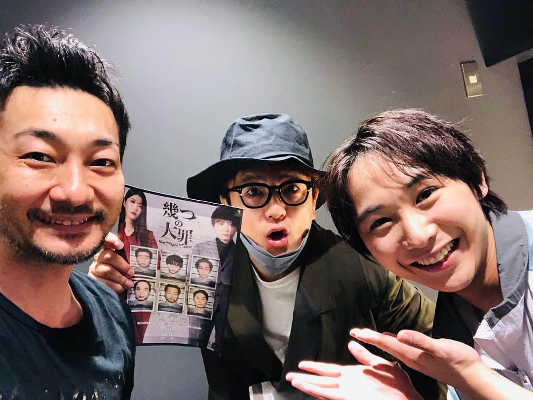波岡一喜のインスタグラム：「舞台『幾つの大罪』初日。  仲間が来てくれたぜぃ。  百人力だぜい。  僕の雑誌の記事を読んだというLINEがゆーすけからきたので、 ありがとう！そして、絶賛舞台稽古中！ と返したら、 何の舞台？行くわ。 と、一瞬で日程と行くことを決めるゆーすけ。 しかも一人で来てくれた。 神か。 天才か。 人から好かれたり、 大切にされる人は、 やはり普段から、 人を大切にしてる人なんやと、 心から思いました。  ありがとう、ゆーすけ^_^  かずきより。」