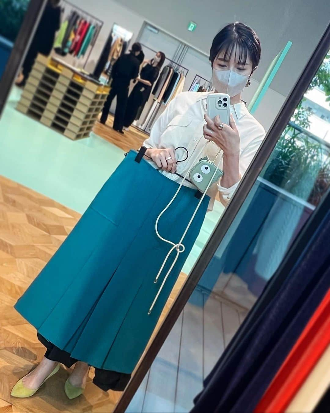 松木里菜さんのインスタグラム写真 - (松木里菜Instagram)「.｡･*. LANVIN en bleu @lanvin_en_bleu_womens   の展示会✨👗  1枚目 モコモコアウター🤍get🤍  ほんとツボなデザインばかりで大好き！ ずっと目がハートだった😍  この日履いてたデニムのスカートもランバンの✨ デザインが素敵で褒められスカートなのです✌︎💕  #lanvinenbleu  #ランバンオンブルー  #一枚でオシャレ度上がる服」4月16日 12時04分 - rinamatsuki613