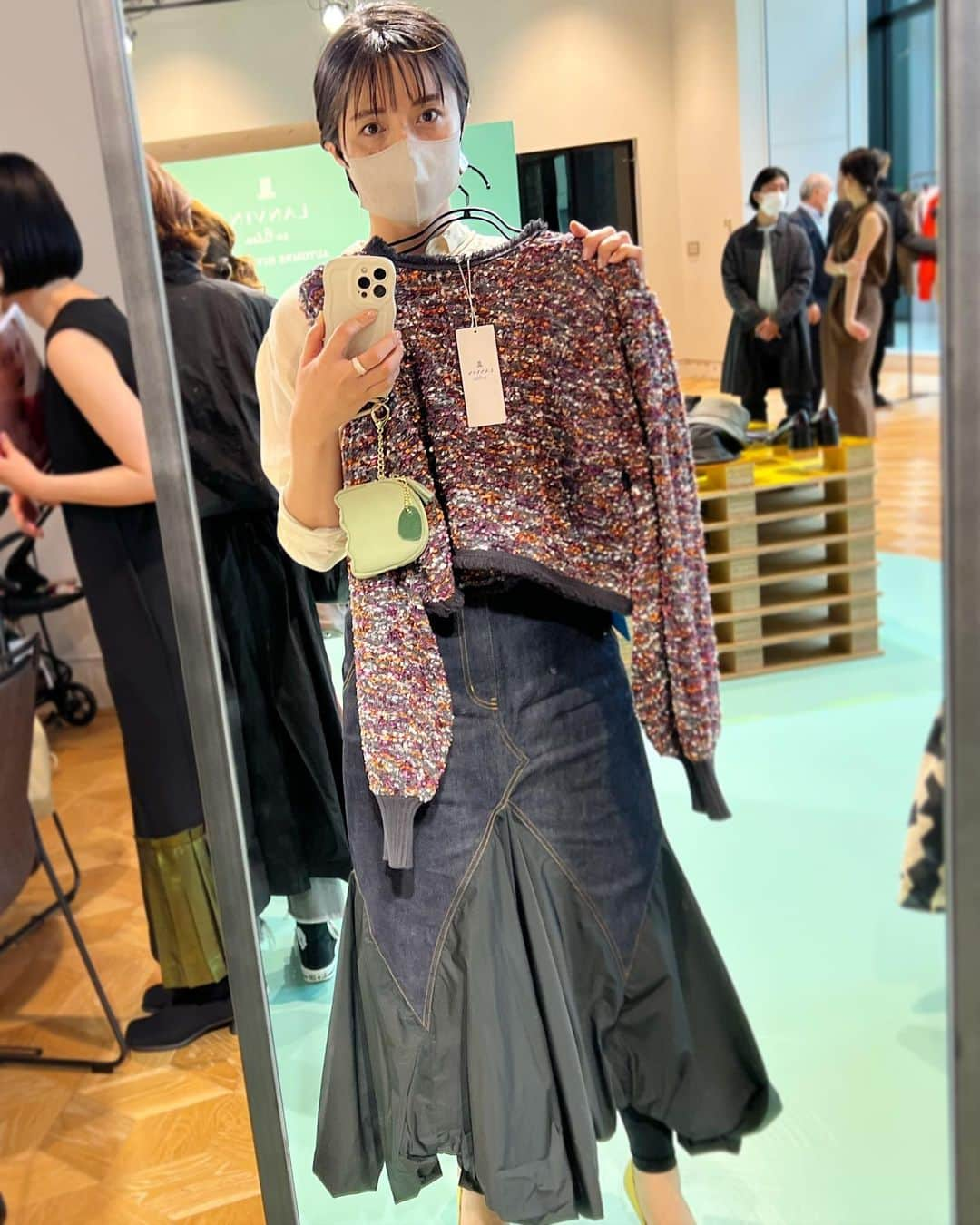 松木里菜さんのインスタグラム写真 - (松木里菜Instagram)「.｡･*. LANVIN en bleu @lanvin_en_bleu_womens   の展示会✨👗  1枚目 モコモコアウター🤍get🤍  ほんとツボなデザインばかりで大好き！ ずっと目がハートだった😍  この日履いてたデニムのスカートもランバンの✨ デザインが素敵で褒められスカートなのです✌︎💕  #lanvinenbleu  #ランバンオンブルー  #一枚でオシャレ度上がる服」4月16日 12時04分 - rinamatsuki613