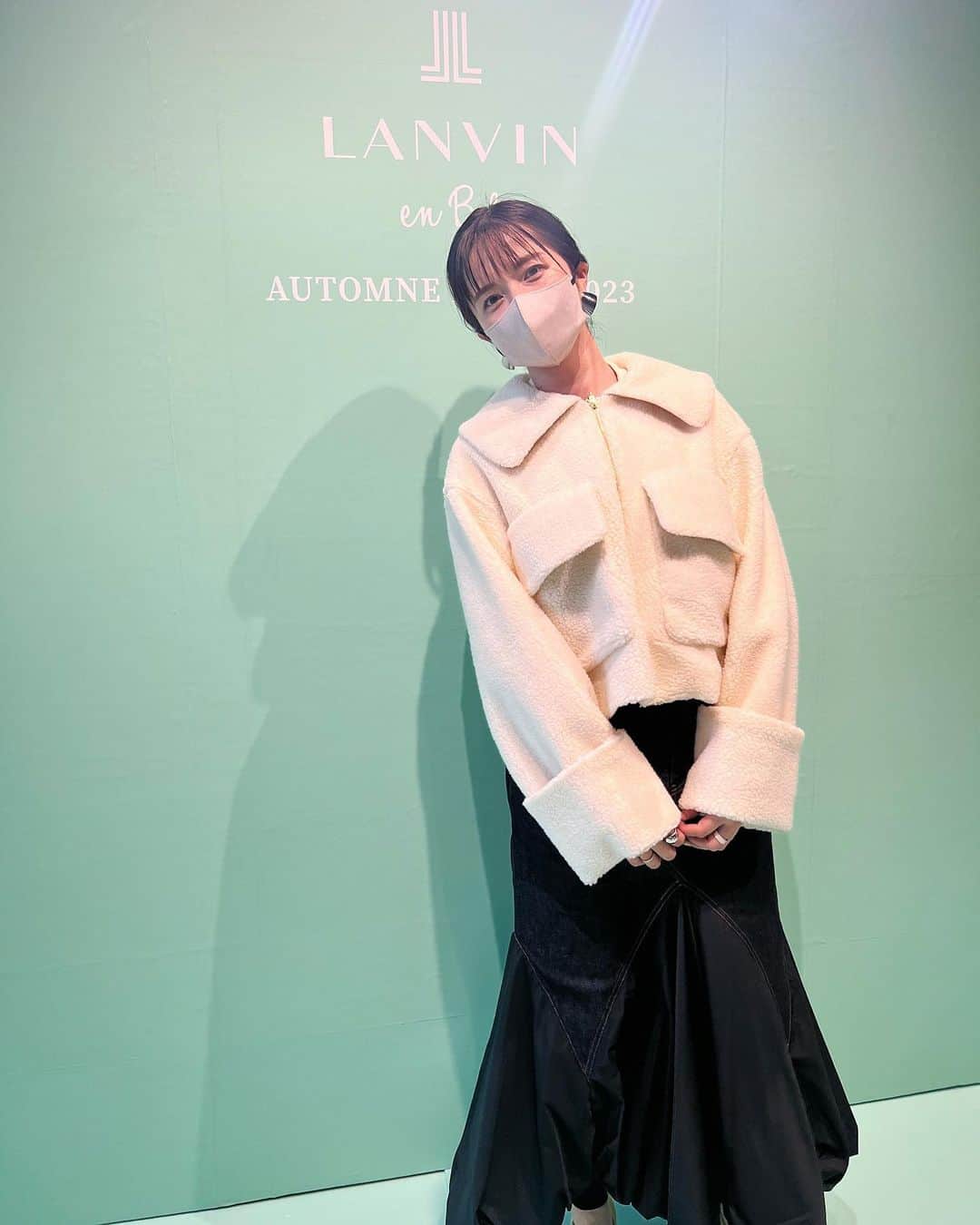 松木里菜のインスタグラム：「.｡･*. LANVIN en bleu @lanvin_en_bleu_womens   の展示会✨👗  1枚目 モコモコアウター🤍get🤍  ほんとツボなデザインばかりで大好き！ ずっと目がハートだった😍  この日履いてたデニムのスカートもランバンの✨ デザインが素敵で褒められスカートなのです✌︎💕  #lanvinenbleu  #ランバンオンブルー  #一枚でオシャレ度上がる服」