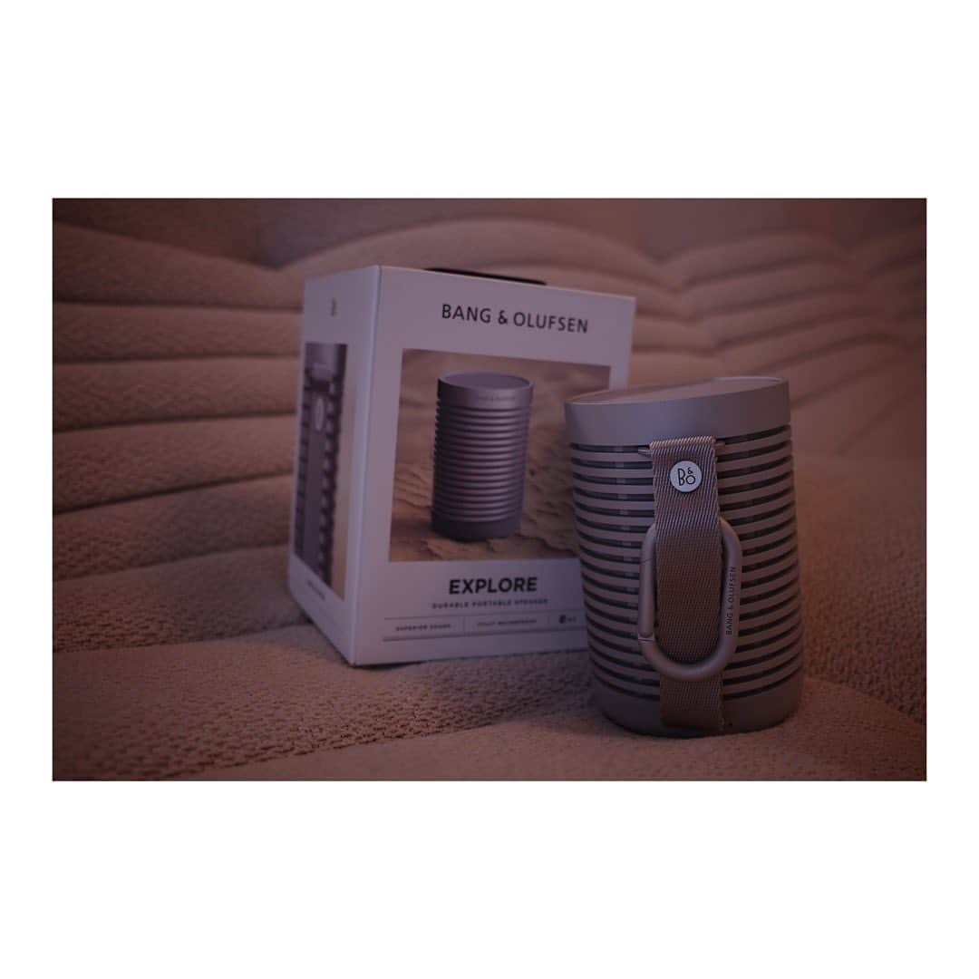 藤田敦子のインスタグラム：「ㅤ もともと @bangolufsen は愛用していて 部屋のスピーカーもBang&Olufsenなのですが キャンプに行く時用にずっとずっとずっと ガチで欲しかった防水・防塵スピーカーが この度届きましたので、テンション爆上がりで開封しました💜  車に置いておくつもりだったけど こうなるとお風呂でもキッチンでも使いたい。  見た目もとにかく好き。 あと、アプリで音室変更したり操作できるのもマジで楽ちん。  早くお外で音鳴らしたいわ〜🎶 引っ越したら、近所迷惑にならん程度に ベランダでも使おうっと💜  #スピーカー #bangandolufsen #bangolufsen #BeosoundExplore」