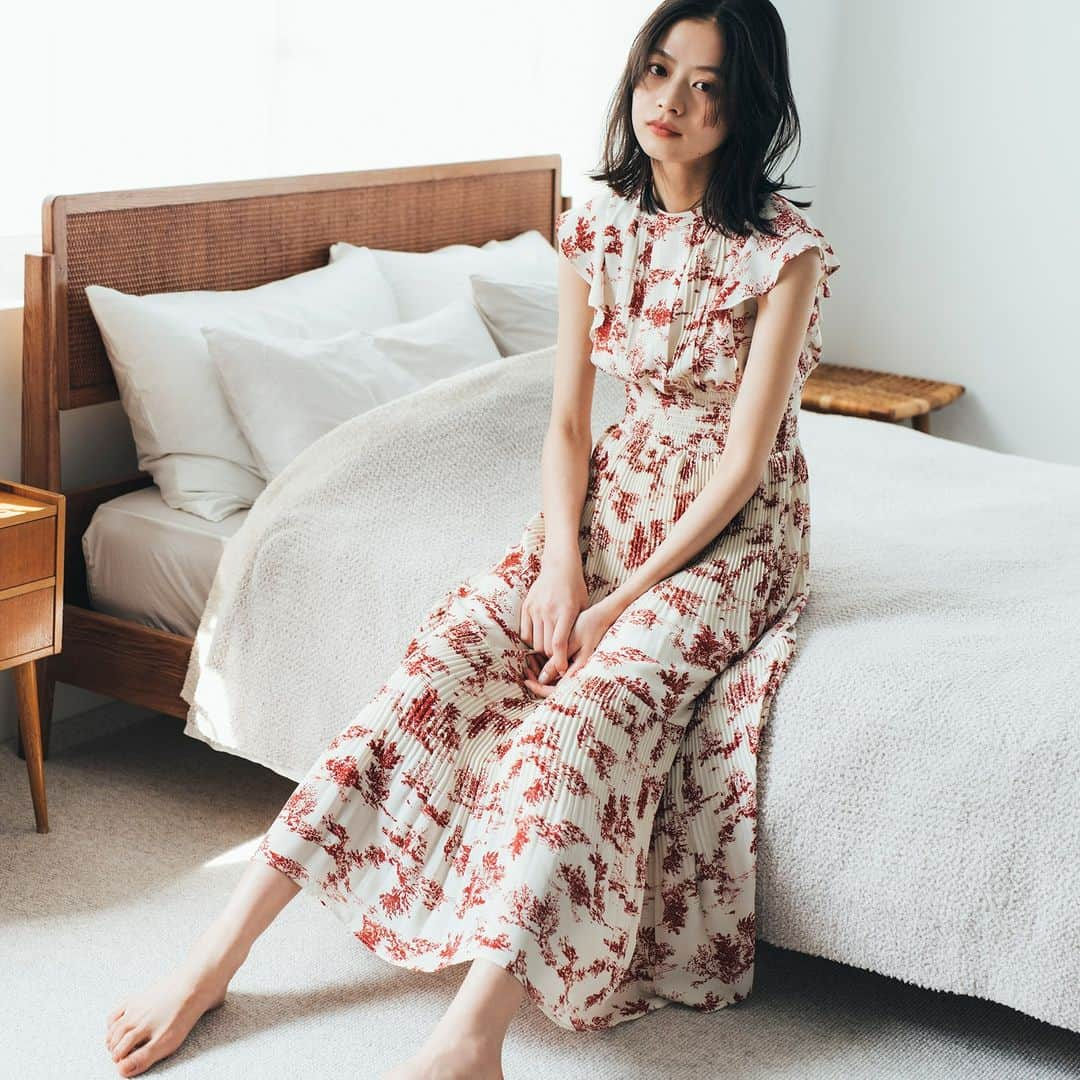 NATURAL BEAUTY BASICさんのインスタグラム写真 - (NATURAL BEAUTY BASICInstagram)「Feminine Style In mid spring Feat.Ikumi Matsuki  ■アゼリアガーデンプリントワンピース ¥13,420 tax in size:S/M/PS color:アカ/ライトグリーン #0173140452  -----------------------------------------  松木育未さんが素敵に着こなしてくださった 春の新作webカタログ、第2弾が大好評公開中✨  繊細なフラワープリントに、 ドラマチックなチェックやドット、エレガントな幾何学レース… 旬なフェミニンディテール満載な春新作をピックアップ。 ワンピルックもワンツーコーデetc. 松木育未さんのフレッシュな着こなしにも注目です。  #松木育未 さん #春カラー #ワンピース #花柄ワンピース #プリーツワンピース #spring #春コーデ #スプリングコーデ #お出かけコーデ #オフィスコーデ #オフィスカジュアル #通勤コーデ #大人可愛い #カラーコーデ  #着回しコーデ #きれいめカジュアル  #ベーシックコーデ #ベーシック #ナチュラルコーデ #トレンドスタイル #シンプルコーデ #ナチュラルビューティーベーシック #naturalbeautybasic」4月16日 12時00分 - naturalbeautybasic_official