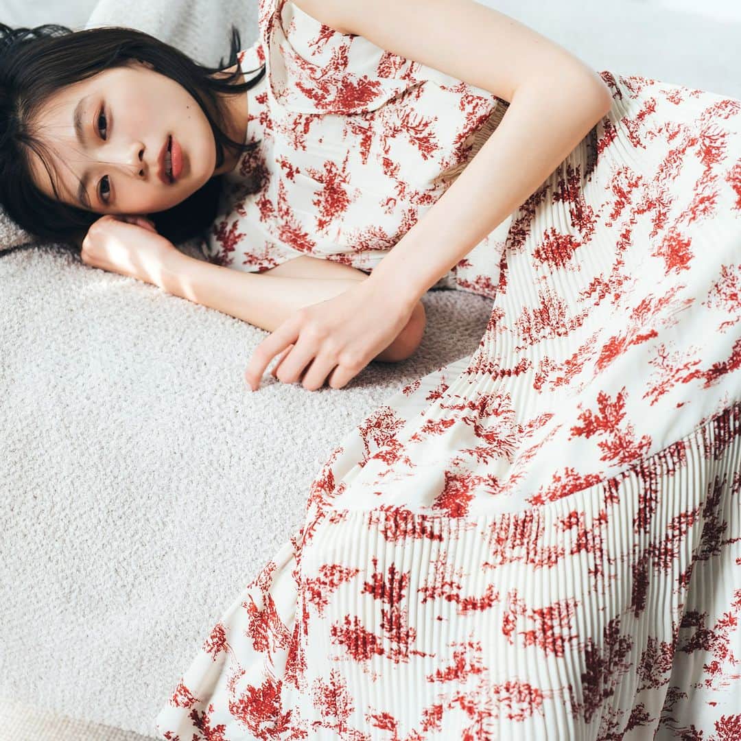 NATURAL BEAUTY BASICのインスタグラム：「Feminine Style In mid spring Feat.Ikumi Matsuki  ■アゼリアガーデンプリントワンピース ¥13,420 tax in size:S/M/PS color:アカ/ライトグリーン #0173140452  -----------------------------------------  松木育未さんが素敵に着こなしてくださった 春の新作webカタログ、第2弾が大好評公開中✨  繊細なフラワープリントに、 ドラマチックなチェックやドット、エレガントな幾何学レース… 旬なフェミニンディテール満載な春新作をピックアップ。 ワンピルックもワンツーコーデetc. 松木育未さんのフレッシュな着こなしにも注目です。  #松木育未 さん #春カラー #ワンピース #花柄ワンピース #プリーツワンピース #spring #春コーデ #スプリングコーデ #お出かけコーデ #オフィスコーデ #オフィスカジュアル #通勤コーデ #大人可愛い #カラーコーデ  #着回しコーデ #きれいめカジュアル  #ベーシックコーデ #ベーシック #ナチュラルコーデ #トレンドスタイル #シンプルコーデ #ナチュラルビューティーベーシック #naturalbeautybasic」
