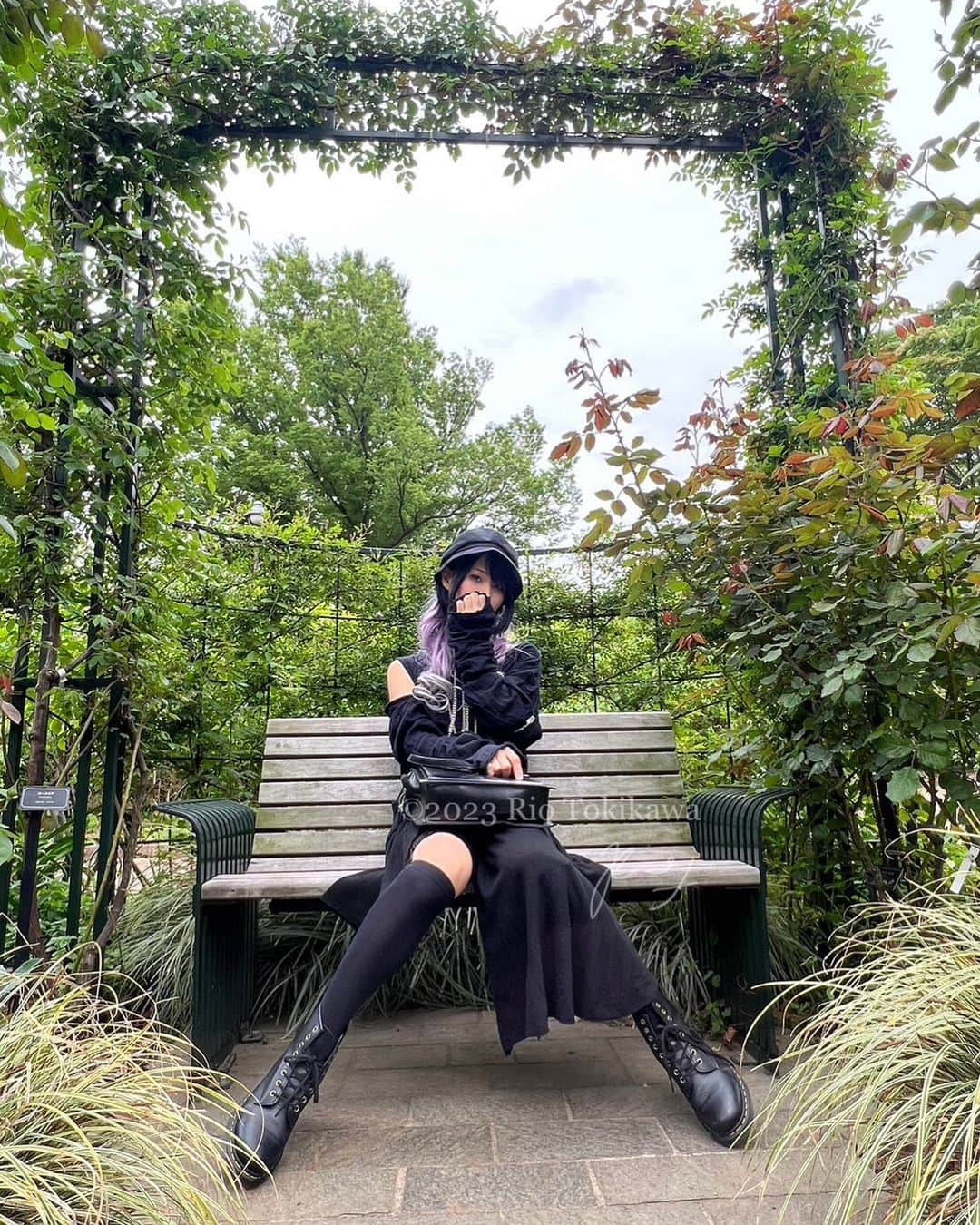 のインスタグラム：「Far east of Eden🍎🧝‍♀️🪄 ††††††††††† . . エデンを遠く離れて🍎🧝‍♀️🪄  楽園でもゴシック 服はもちろん　#aliceauaa   ††††††††††† . #ポートレート  #トランスジェンダー  #transgender  #pride🌈  #魔女  #gothgirl  #japanesegirl  #モード系  #モノトーンコーデ　#ゴス #ゴシック　#写真が好き #無加工　#witchfashion #witchcraft #witchgirl #witchgarden」