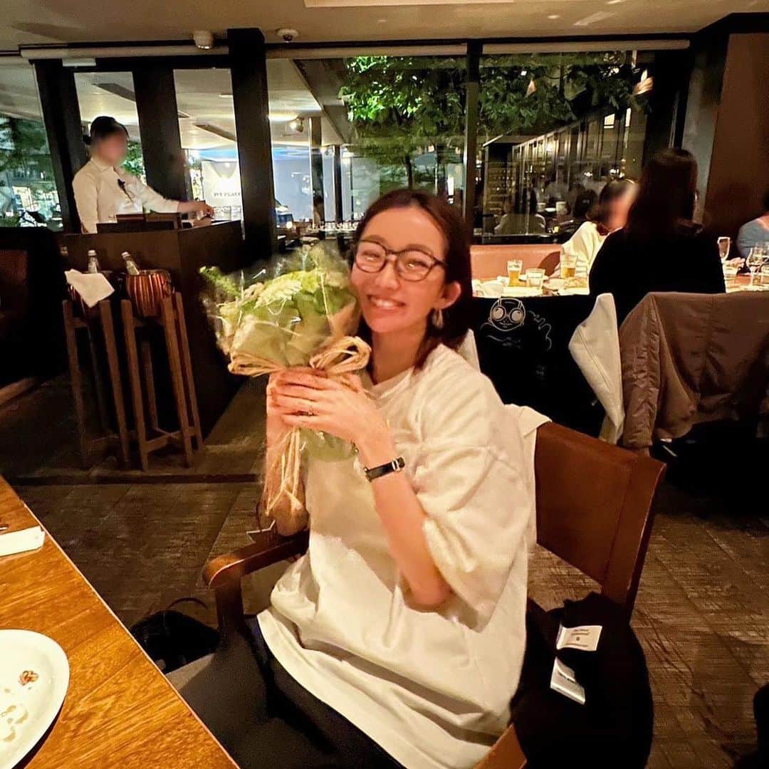 のインスタグラム：「・ Thankyou🥂🤍💐  #幼なじみ #6歳から一緒👭👭」
