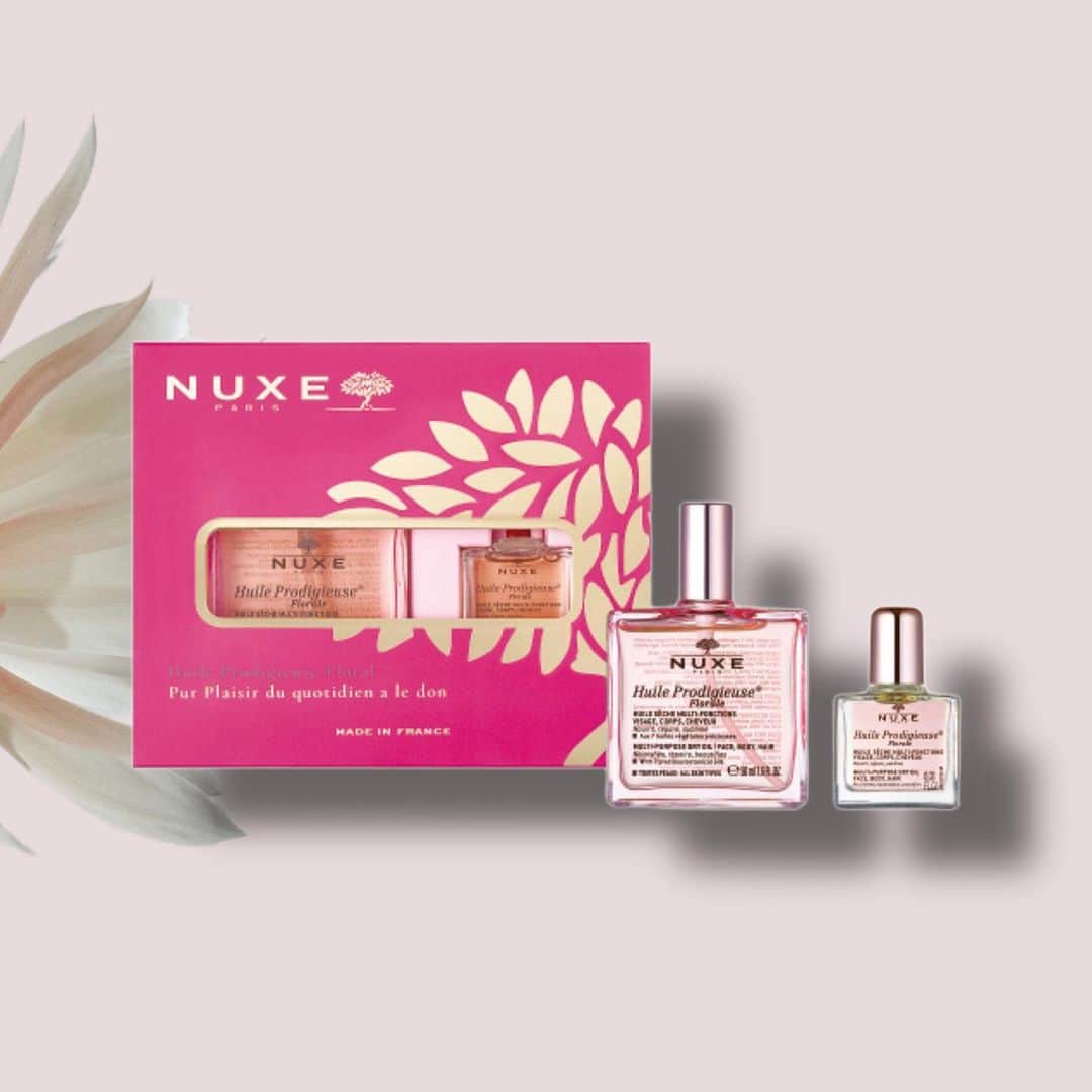 Nuxe Japanのインスタグラム：「. ＜プロディジュー フローラル オイル 限定ギフト＞  シュッと片手で使え、サラッとべたつかない  顔・体・髪のトータルケアが叶うマルチ美容オイル。   大人気の「プロディジュー フローラル オイル」にミニサイズが付いてくる、オリジナルパッケージが新登場！  ２つの香りをシーンや気分によって使い分けられ、 持ち歩きやトラベル用にも便利なミニサイズも付いてくる 限定コレクションです。  いつも頑張っている自分へのご褒美に。 また新生活をスタートされる方へのギフトにも。 暖かい春を彷彿とさせる花々の香りが心も身体もほぐし満たしてくれます。  プロディジュー フローラル オイル 限定ギフト 製品内容: ・プロディジュー フローラル オイル　50mL ・プロディジュー フローラル オイル　10mL  #NUXE #ニュクス #ニュクスオイル #nuxeオイル  #ニュクスプロディジューオイル #プロディジューフローラル #ナチュラルコスメ #自然派コスメ #フェイスケア #ボディケア #ヘアケア #ハンドケア #ネイルケア #スキンケア #プロディジューオイル #オイル #美容オイル #美肌ケア #ヘアオイル使い方 #オイル美容 #ブライダルオイル  #フェイスオイル #クレンジング #フローラル #お家美容 #お家時間 #新生活スタート #春コスメ」