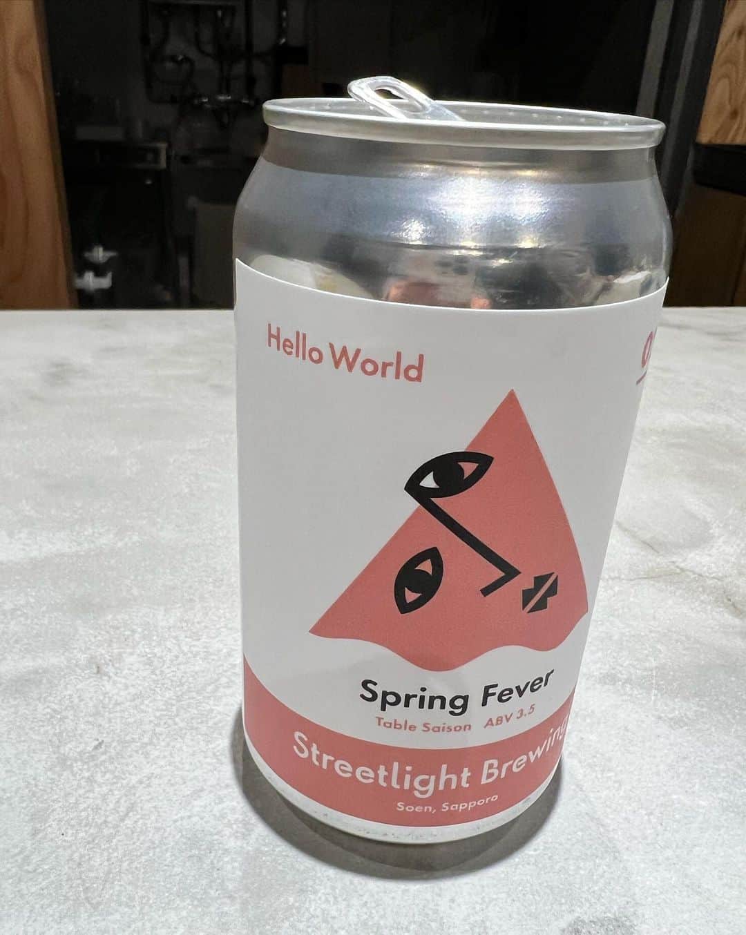 佐藤彩さんのインスタグラム写真 - (佐藤彩Instagram)「Streetlight Brewing (@streetlightbrewing ) 桑園地区に新たにできたクラフトビール醸造所🍺  札幌では6ヶ所目のブルワリー👏  2月の醸造開始から、もう8種類のビールが誕生しているので どんどん新しい味に出会えるのも魅力✨  このタップルームに来たら… クラフトビール好きはもちろん！ 普段あまりビールを飲まない方も新たな発見があるのでは？！ きっとお好みのビールに出会えるはずです😊  そしてビールについてお店の方に尋ねると いろいろと教えてくれるので楽しい！  ビールのタンクを眺めながら味わえるタップルームで飲むも良し！ 缶ビールをおうちで楽しむも良し！  クラフトビール好きの方も そうでない方もぜひ味わってみてください🍻  #クラフトビール #クラフトビール醸造所 #札幌クラフトビール #ストリートライトブルーイング #streetlightbrewing #クラフトビール好き #HBC #アナウンサー #佐藤彩 #彩の街角ネクストフォーカス でご紹介」4月16日 12時13分 - hbc_ayasato