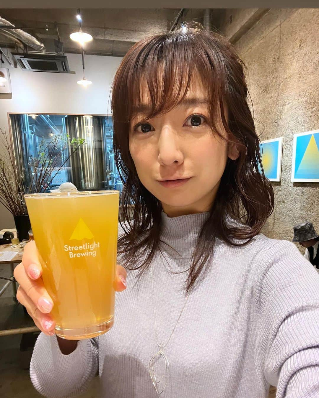 佐藤彩さんのインスタグラム写真 - (佐藤彩Instagram)「Streetlight Brewing (@streetlightbrewing ) 桑園地区に新たにできたクラフトビール醸造所🍺  札幌では6ヶ所目のブルワリー👏  2月の醸造開始から、もう8種類のビールが誕生しているので どんどん新しい味に出会えるのも魅力✨  このタップルームに来たら… クラフトビール好きはもちろん！ 普段あまりビールを飲まない方も新たな発見があるのでは？！ きっとお好みのビールに出会えるはずです😊  そしてビールについてお店の方に尋ねると いろいろと教えてくれるので楽しい！  ビールのタンクを眺めながら味わえるタップルームで飲むも良し！ 缶ビールをおうちで楽しむも良し！  クラフトビール好きの方も そうでない方もぜひ味わってみてください🍻  #クラフトビール #クラフトビール醸造所 #札幌クラフトビール #ストリートライトブルーイング #streetlightbrewing #クラフトビール好き #HBC #アナウンサー #佐藤彩 #彩の街角ネクストフォーカス でご紹介」4月16日 12時13分 - hbc_ayasato