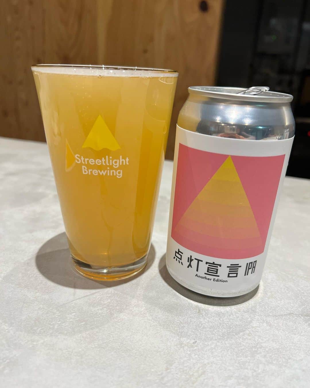佐藤彩さんのインスタグラム写真 - (佐藤彩Instagram)「Streetlight Brewing (@streetlightbrewing ) 桑園地区に新たにできたクラフトビール醸造所🍺  札幌では6ヶ所目のブルワリー👏  2月の醸造開始から、もう8種類のビールが誕生しているので どんどん新しい味に出会えるのも魅力✨  このタップルームに来たら… クラフトビール好きはもちろん！ 普段あまりビールを飲まない方も新たな発見があるのでは？！ きっとお好みのビールに出会えるはずです😊  そしてビールについてお店の方に尋ねると いろいろと教えてくれるので楽しい！  ビールのタンクを眺めながら味わえるタップルームで飲むも良し！ 缶ビールをおうちで楽しむも良し！  クラフトビール好きの方も そうでない方もぜひ味わってみてください🍻  #クラフトビール #クラフトビール醸造所 #札幌クラフトビール #ストリートライトブルーイング #streetlightbrewing #クラフトビール好き #HBC #アナウンサー #佐藤彩 #彩の街角ネクストフォーカス でご紹介」4月16日 12時13分 - hbc_ayasato