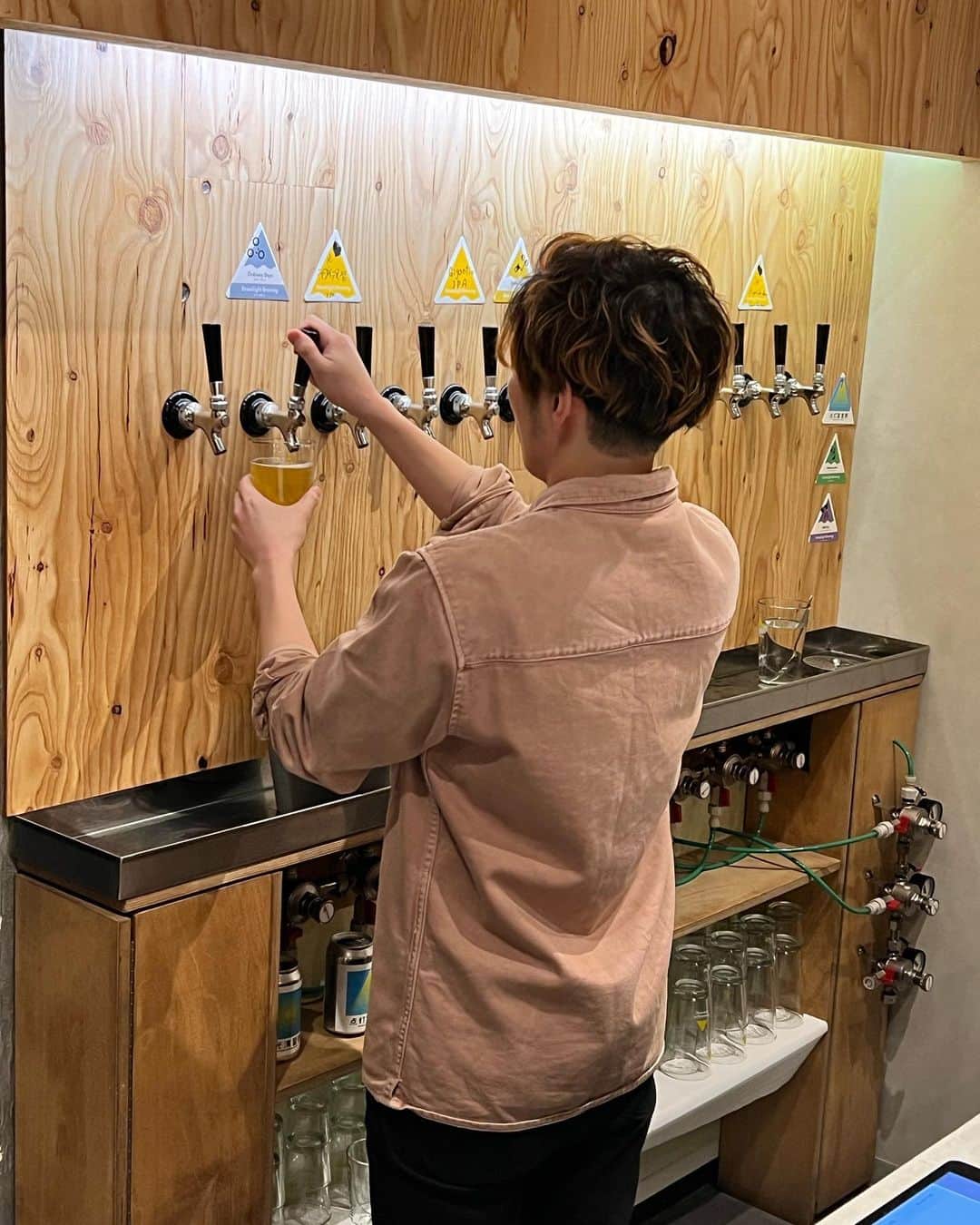 佐藤彩さんのインスタグラム写真 - (佐藤彩Instagram)「Streetlight Brewing (@streetlightbrewing ) 桑園地区に新たにできたクラフトビール醸造所🍺  札幌では6ヶ所目のブルワリー👏  2月の醸造開始から、もう8種類のビールが誕生しているので どんどん新しい味に出会えるのも魅力✨  このタップルームに来たら… クラフトビール好きはもちろん！ 普段あまりビールを飲まない方も新たな発見があるのでは？！ きっとお好みのビールに出会えるはずです😊  そしてビールについてお店の方に尋ねると いろいろと教えてくれるので楽しい！  ビールのタンクを眺めながら味わえるタップルームで飲むも良し！ 缶ビールをおうちで楽しむも良し！  クラフトビール好きの方も そうでない方もぜひ味わってみてください🍻  #クラフトビール #クラフトビール醸造所 #札幌クラフトビール #ストリートライトブルーイング #streetlightbrewing #クラフトビール好き #HBC #アナウンサー #佐藤彩 #彩の街角ネクストフォーカス でご紹介」4月16日 12時13分 - hbc_ayasato