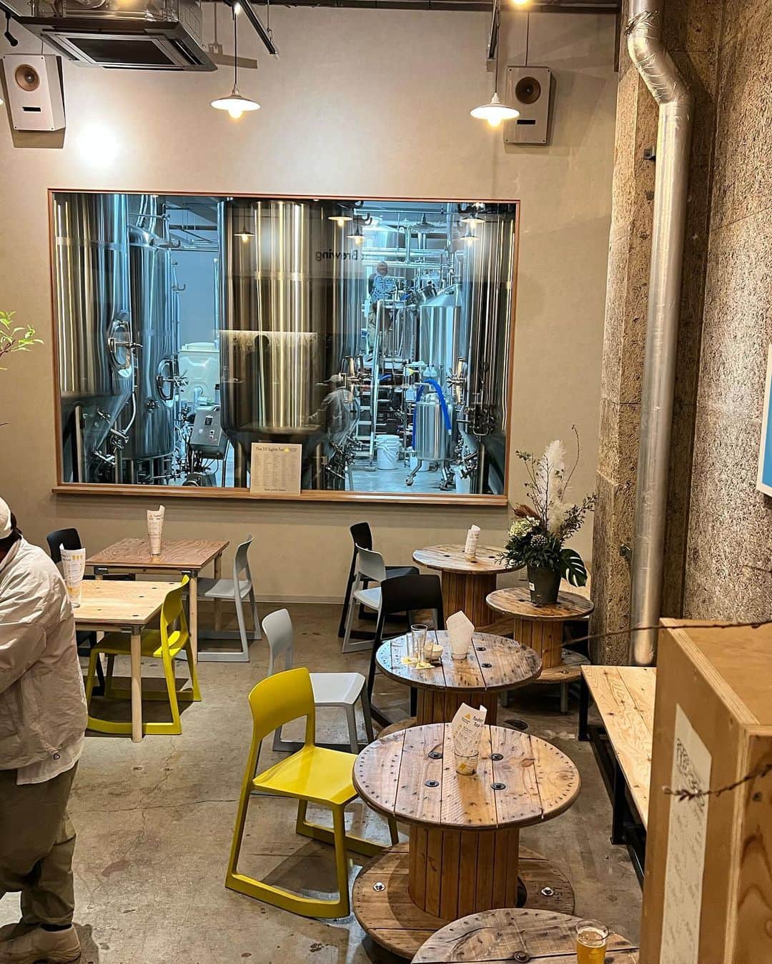 佐藤彩さんのインスタグラム写真 - (佐藤彩Instagram)「Streetlight Brewing (@streetlightbrewing ) 桑園地区に新たにできたクラフトビール醸造所🍺  札幌では6ヶ所目のブルワリー👏  2月の醸造開始から、もう8種類のビールが誕生しているので どんどん新しい味に出会えるのも魅力✨  このタップルームに来たら… クラフトビール好きはもちろん！ 普段あまりビールを飲まない方も新たな発見があるのでは？！ きっとお好みのビールに出会えるはずです😊  そしてビールについてお店の方に尋ねると いろいろと教えてくれるので楽しい！  ビールのタンクを眺めながら味わえるタップルームで飲むも良し！ 缶ビールをおうちで楽しむも良し！  クラフトビール好きの方も そうでない方もぜひ味わってみてください🍻  #クラフトビール #クラフトビール醸造所 #札幌クラフトビール #ストリートライトブルーイング #streetlightbrewing #クラフトビール好き #HBC #アナウンサー #佐藤彩 #彩の街角ネクストフォーカス でご紹介」4月16日 12時13分 - hbc_ayasato