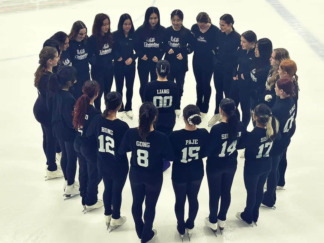 ベアトリサ・リャンのインスタグラム：「Ready. Set. Nations Cup. 🇺🇲 Love this team to bits and can't wait for them to skate their hearts out. 💜🖤  See you in Boston!   @laicetheater  @usfigureskating   #LosAngelesIceTheater #LAITJunior #2023NationsCup #coachlife #teamusa」