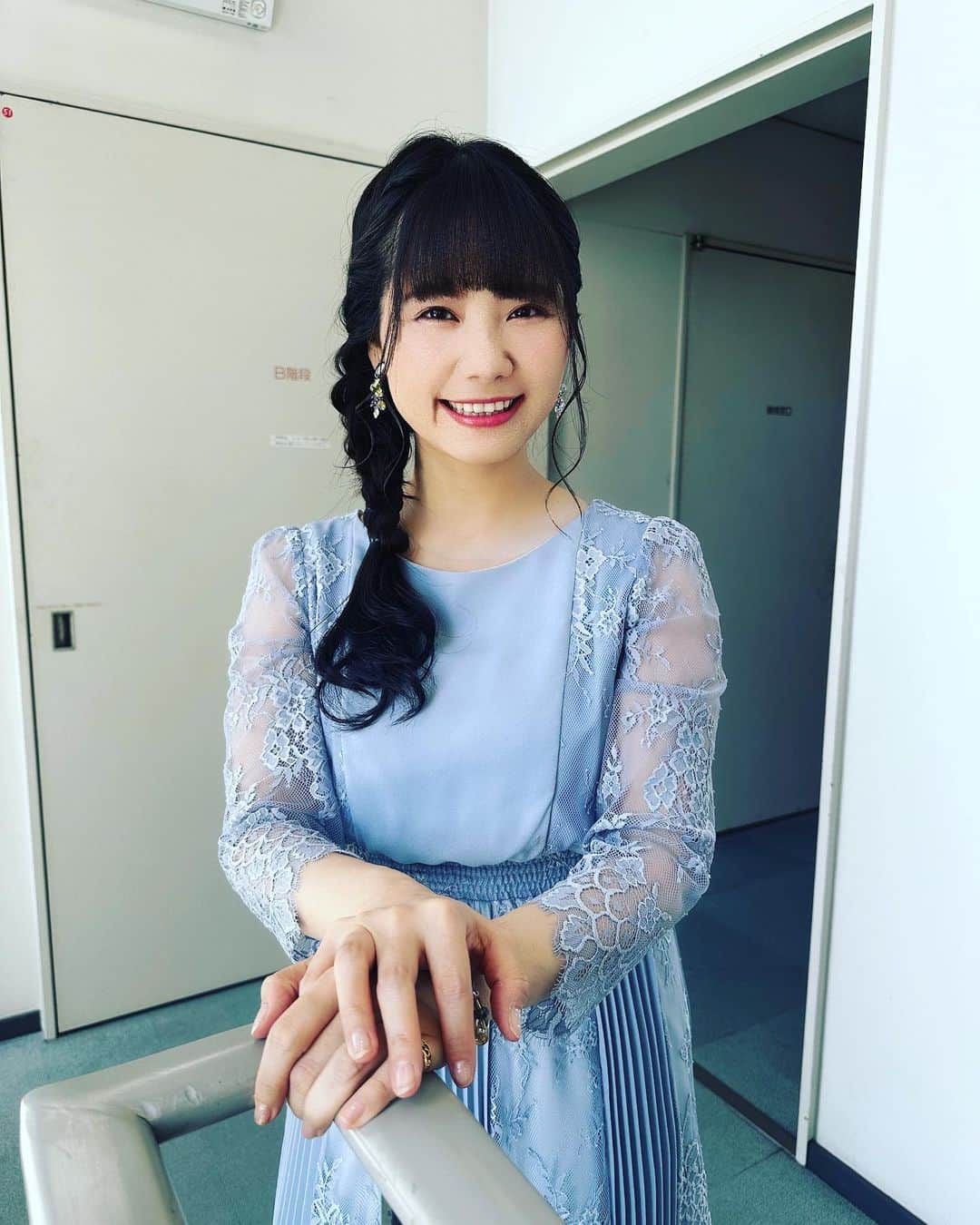 のインスタグラム：「皐月賞GIデー！ 青空が見えてきました。 . . 【出演番組＆ #競馬 関連】🏇 #皐月賞 #グリーンチャンネル #greenchannel #jra #japan #tokyo #馬 #horse #horseracing #jra #umajo #umabi #アナウンサー #キャスター . . 【 #衣装 】👗💞 本日の衣装 #ropepicnic  #コーデ  #春コーデ #pr  ✿日頃いろいろな番組に出演させていただいているので、もし衣装提供などご協力いただいける方はDMくださいねー。 . . 【 #メイク 】 #dior #diormakeup #diorbeauty  【 #ネイル 】#ukanail  . . 【 #撮影機材 】  #iPhone14 #iphone14pro」