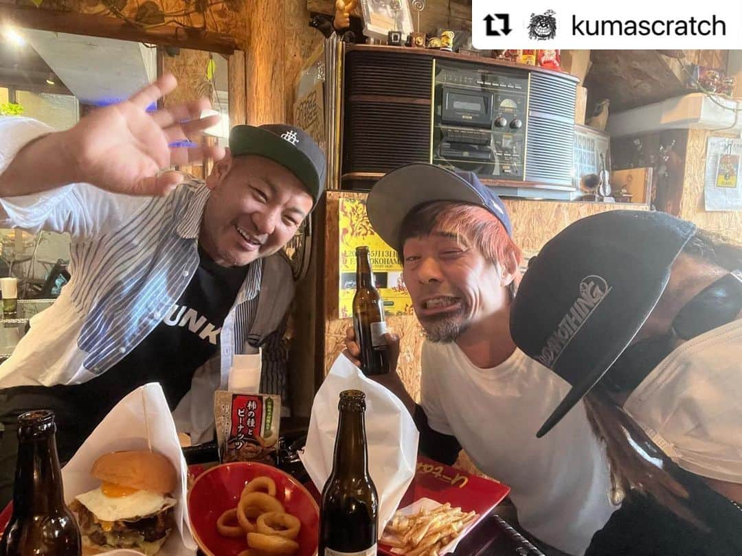 U-tanのインスタグラム：「KUMAが作る、最高のハンバーガー！！うますぎなのよー！ふらっと横浜にいけた最高の平日でした！BEAR’S DINER最高ー🧸#Repost @kumascratch with @use.repost ・・・ G4Nユータンくんと昨年初めて会わせてもらった親方がハンバーガー食べに来てくれた嬉しい1日🙌🔥🙌  新横浜に行く途中、バス停の看板の"あかん！の手"をして（pic.3） 「あかん！」って言った親方がもう面白すぎて🤣  オープン前からお見送りするまであんな話やこんな話や楽しみな話をしてくれて、 いっぱい笑った素敵な1日をユータンくん、親方本当にどうもありがとうございました！大阪 堺最の高🤘😂🤘  （ちょっと前の話）  下北沢HAHAHAでいっぱい笑った夜が2022年の4月だったからちょうど丸1年でした🤘😎🤘  #good4nothing #あかん親方 #堺 #車高短 #裏がき」