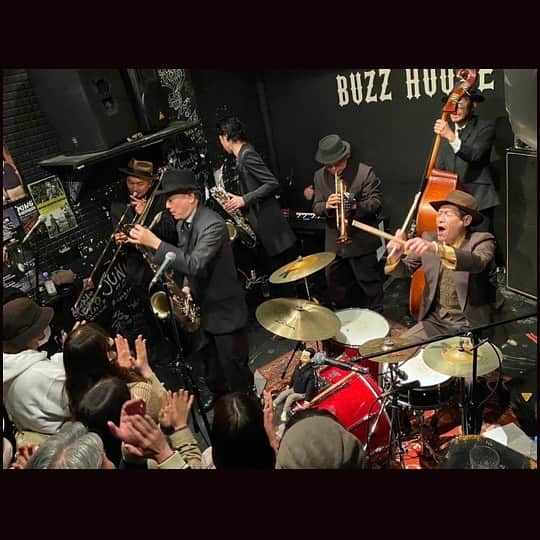 田中和のインスタグラム：「ネオデカダンスピエロツアー初日、BUZZ HOUSEありがとうございました！超楽しかったです〜いいツアースタートになりました。 蒲郡いつも良くしてもらってます〜今後もツアーカードに入る大切な場所、感謝しかないす！  最後の写真はBassウラノと牛。 続いて大阪向かいます、 近畿の皆さま、春の休日を勝手にしやがれと是非！当日券あり〼。 ■2023年4月16日(日) 大阪心斎橋Music Club JANUS  開場：17:30 /開演：18:00  出演：勝手にしやがれ  料金：¥5.000-(当日券)（ドリンク別）」