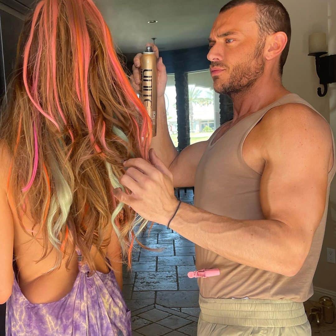 アレッサンドラ・アンブロジオさんのインスタグラム写真 - (アレッサンドラ・アンブロジオInstagram)「A L E S S A N D R A 🌈  Rainbow hair for my girl @alessandraambrosio this morning at Coachella  Styling @heathersmithstyles  Makeup @georgisandev  Hair 🙋🏼‍♂️ Using @unite_hair  Unite elevate mousse  Silky smooth heat activator  Session max spray  #dimitrishair #alessandraambrossio」4月16日 12時17分 - alessandraambrosio