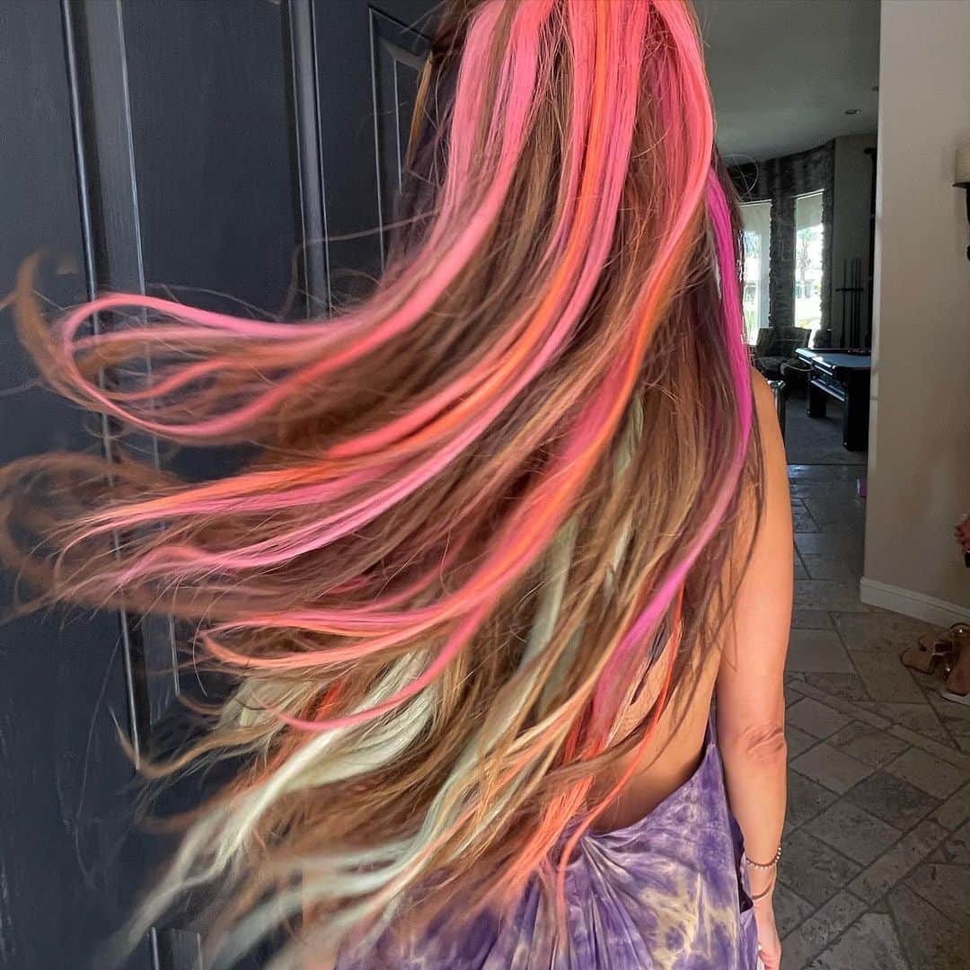 アレッサンドラ・アンブロジオさんのインスタグラム写真 - (アレッサンドラ・アンブロジオInstagram)「A L E S S A N D R A 🌈  Rainbow hair for my girl @alessandraambrosio this morning at Coachella  Styling @heathersmithstyles  Makeup @georgisandev  Hair 🙋🏼‍♂️ Using @unite_hair  Unite elevate mousse  Silky smooth heat activator  Session max spray  #dimitrishair #alessandraambrossio」4月16日 12時17分 - alessandraambrosio