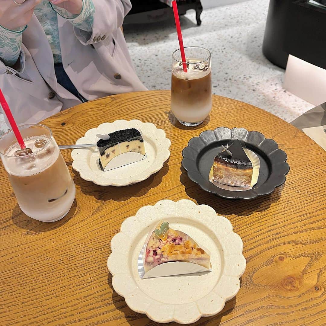 末井櫻子のインスタグラム：「𝕂𝔸𝕂𝔸 𝕔𝕙𝕖𝕖𝕤𝕖𝕔𝕒𝕜𝕖 𝕤𝕥𝕠𝕣𝕖✴︎~ ． ． 福岡から広島に上陸したチーズケーキ専門店「And KAKA cheesecake store」🧀 ． ． 何種類もあって迷った末、私はベリーが入ってるやつ(名前忘れた)に🍓 チーズが濃厚で、ベリーの酸味もぴったりで美味しすぎた☺︎ ． ． ． そして昨日は同じ事務所のれなさん @rena_kto と真帆 @shiina_maho さんと遊んだの🫧 お仕事やプライベートで個々でお会いは何度かしてたけど、3人で会ったのはお初🫢❤︎ 意気投合しすぎてもう来月の飲みの予定も立てちゃった🤣🍻 ． ． ．  ୨୧┈┈┈┈┈┈┈┈┈┈┈┈┈┈┈┈┈┈୨୧ 📍And KAKA cheesecakestore 📍 @andkaka_hiroshima  📍広島市中区大手町2-5-21 📍キャッシュレスのみ 📍テラス席あり/テイクアウトあり ୨୧┈┈┈┈┈┈┈┈┈┈┈┈┈┈┈┈┈┈୨୧」