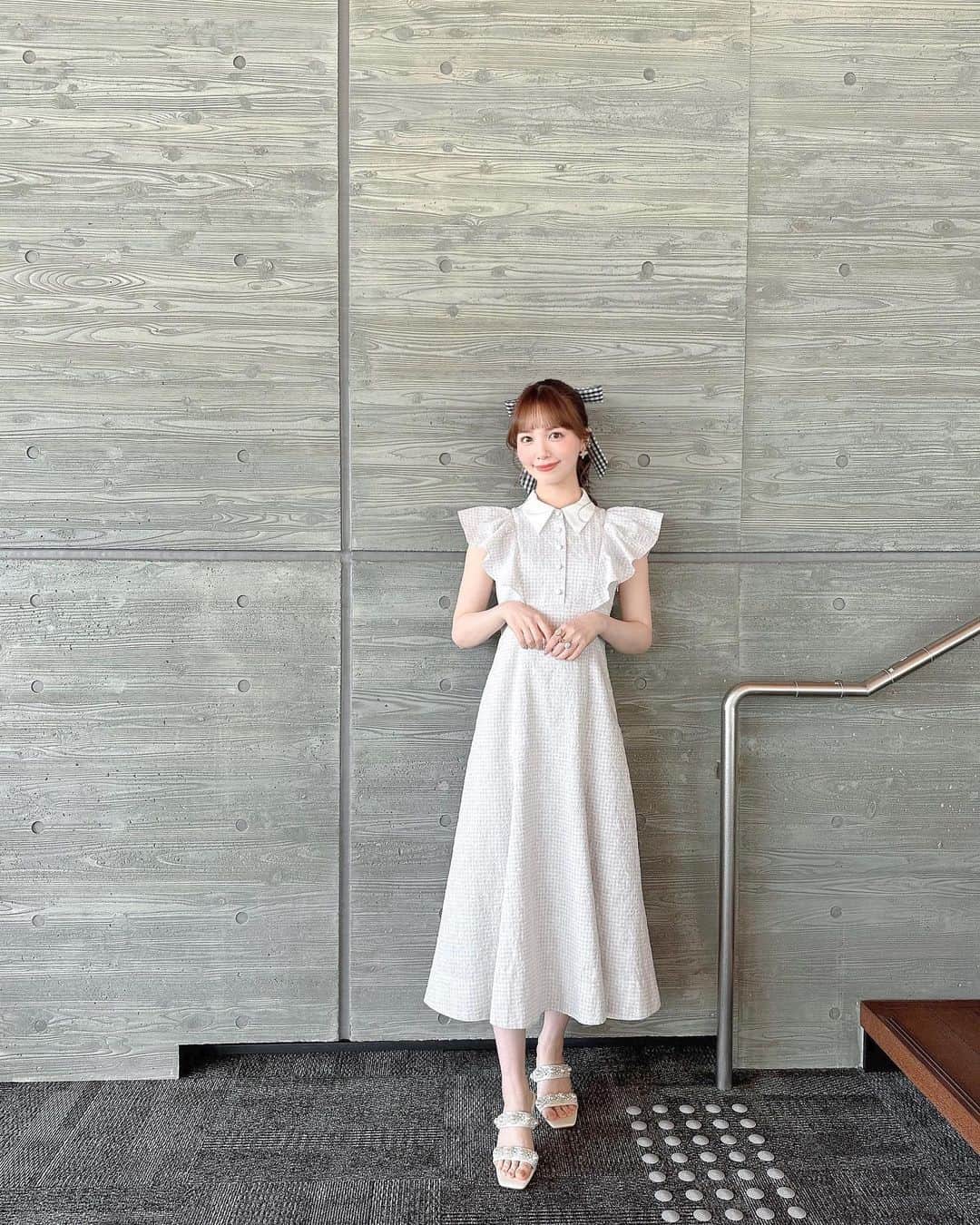 山根千佳のインスタグラム：「. . 「SOUP」観て下さった皆さん ありがとうございます！！！  ポニーテールが好評で嬉しい🧸🌷 @31sonsdemode さんの ワンピとリボンのヘアアクセが 可愛すぎませんか！！！ 素敵なアクセサリーもタグ付けしています♡♡  そして本日第2回目となる 「Artistspoken」が配信されます🕊️ 19時からお聴き頂けますので、 楽しみにして下さると嬉しいです🩷 . . #31sonsdemode #dress #ワンピース  #ワンピースコーデ #春服 #春服コーデ  #ギンガムチェック #ギンガムチェックワンピース  #襟付きワンピース #ヘアアクセサリー  #リボンヘアアレンジ #ポニーテール  #ootd #outfit #fashion #山根千佳」