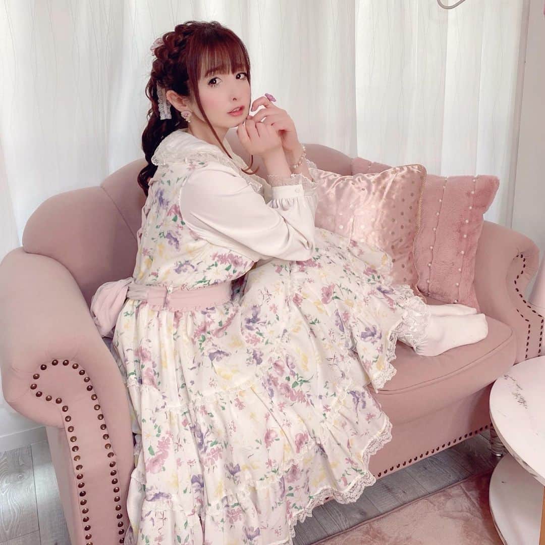伊藤芽衣のインスタグラム：「メルメモさんの @mellfymemory  ワンピースに ⁡ ポニテスタイルは ⁡ とても春らしいコーデ♡ ⁡ #ガーリーファッション #ガーリーコーデ #mellfymemory #メルフィーメモリー #メルメモ」