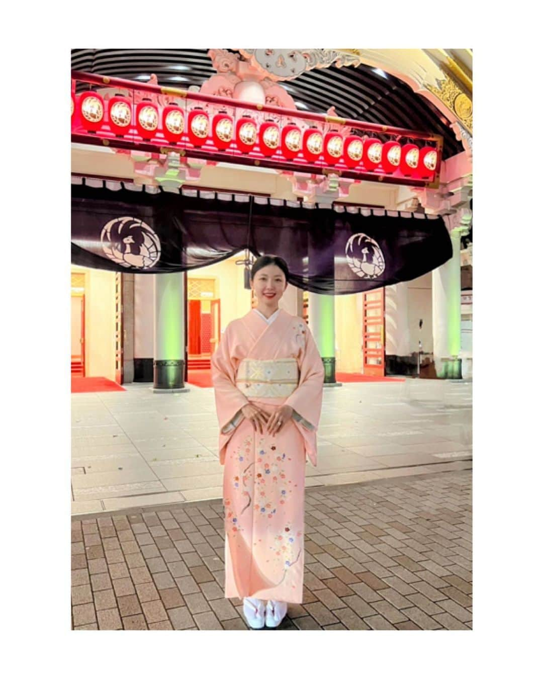 川村亜紀さんのインスタグラム写真 - (川村亜紀Instagram)「鳳凰祭四月大歌舞伎 夜の部を観劇いたしました。 念願でした片岡仁左衛門さん坂東玉三郎さんご出演の与話情浮名横櫛を観ることが出来ました。 こちらの演目は、昨年上演中止となりました演目でしたので心待ちにしておりました。 ドキドキするような演出もありまして、片岡仁左衛門さんと坂東玉三郎さんの美しさと大人の色気にうっとりしました。  そして、尾上松緑さんと尾上左近さんによる連獅子も素敵なお舞台でした。 何と言いましても尾上左近さんの仔獅子です。 表現の素晴らしさ、動きの良さ、親獅子との勇壮な毛振り。 歌舞伎に真摯に取り組まれている様子が伝わってきました。 お稽古は裏切らないのだということもよく伝わりました。 まだ17歳というのですから、これからが大変楽しみな歌舞伎役者さんです。  現在は公演再開されたそうですが、片岡仁左衛門さんのご体調不良により数日間公演休止になっていたそうです。 大切なお体です。 どうかご無理のないようにお過ごしくださいませ。  #kabuki #kabukitheater  #歌舞伎座新開場十周年記念  #鳳凰祭四月大歌舞伎 #夜の部  #与話情浮名横櫛 #連獅子  #歌舞伎鑑賞」4月16日 12時28分 - _aki1015_