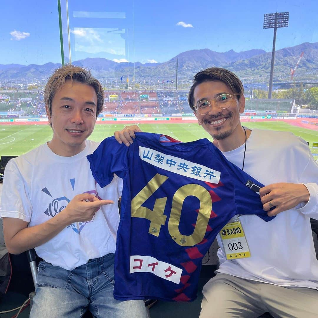 小椋祥平のインスタグラム：「. 今日はエフエム甲府 @fmkofu763 で解説⚽️ . 神部冬馬さん @tomakambe とヴァンフォーレ贔屓でお届けします👍 . しかも現役最後のユニフォームを神部さんが持ってきてくれました😭👏 . 嬉しい😍 . #小椋祥平  #神部冬馬 さん #エフエム甲府  #解説  #jリーグ  #j2リーグ  #ヴァンフォーレ甲府  #栃木sc」