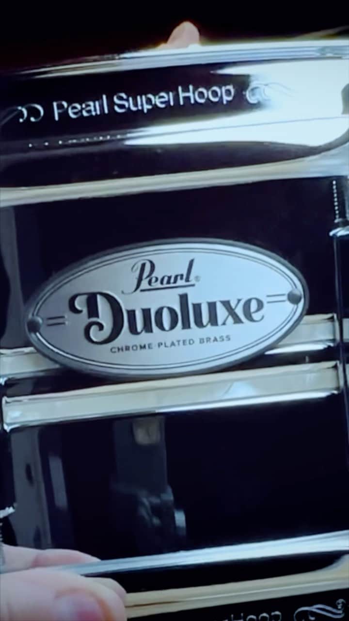 シェーン・ガラースのインスタグラム：「My new fave snare! Sounds ridiculous in the mics and in the room. @pearl_drums keeps raising the bar! DIMS: 14x5” Duoluxe Brass Snare Drum: 1mm Dual-Inverted Chrome over Brass Shell with 2 Finish Bands of Nicotine White Marine Pearl, 2.3mm Superhoop II Hoops, 10 Battleship Lugs #duoluxsnare #pearldrums  #remo  #vicfirth  #zildjian  #drums #drummer」