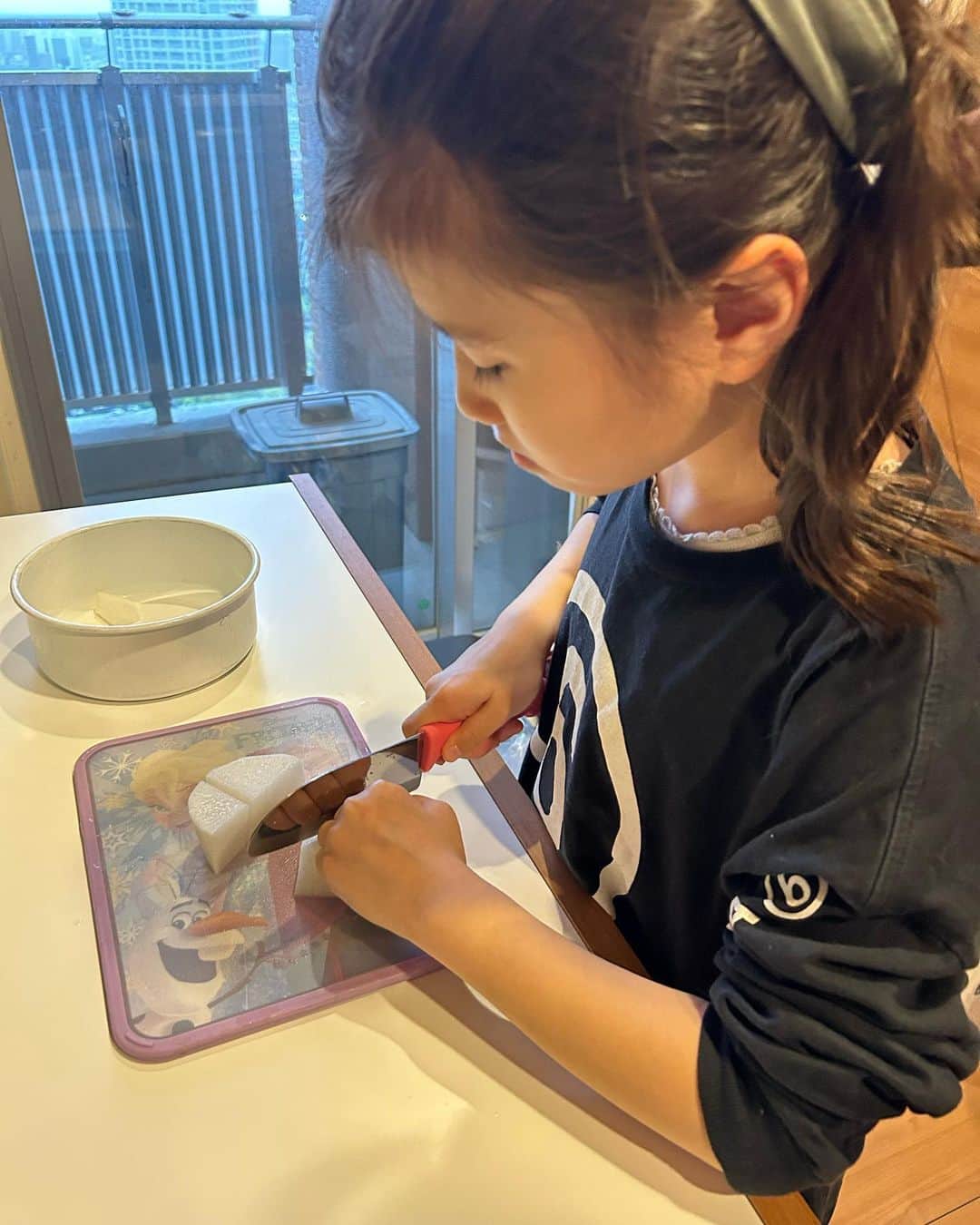 依布サラサのインスタグラム：「すこーし時間にゆとりがある日は、 食材を切るのは娘シェフ👩‍🍳 「自分がこんな感じで食べたいなーってサイズにきっていいよー」とお味噌汁に入れる大根と茄子をシェフにおまかせで。 大根かなり大きめゴロっとできあがり、  「大きくない？！」(←まかせたくせに) 「大きめでサクッサクッと噛んでたべたいの」 「へーそうなんだぁ(お味噌汁には大根は細めに切って早く煮たいのにな😪)」  出来上がったら、今までの味噌汁には無いような大根の甘み！！美味しい！！ いくつになっても学びをいただきます🙏 固定概念をやぶることは大事だね  #こどもごはん #お味噌汁」