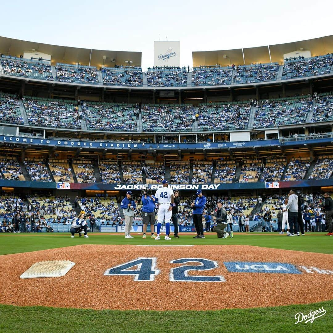 Los Angeles Dodgersさんのインスタグラム写真 - (Los Angeles DodgersInstagram)「Jackie Robinson Day at Dodger Stadium is special. #Jackie42」4月16日 12時35分 - dodgers