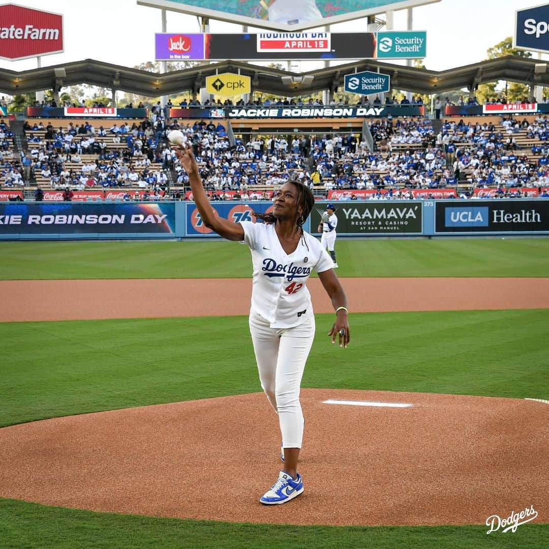 Los Angeles Dodgersさんのインスタグラム写真 - (Los Angeles DodgersInstagram)「Jackie Robinson Day at Dodger Stadium is special. #Jackie42」4月16日 12時35分 - dodgers