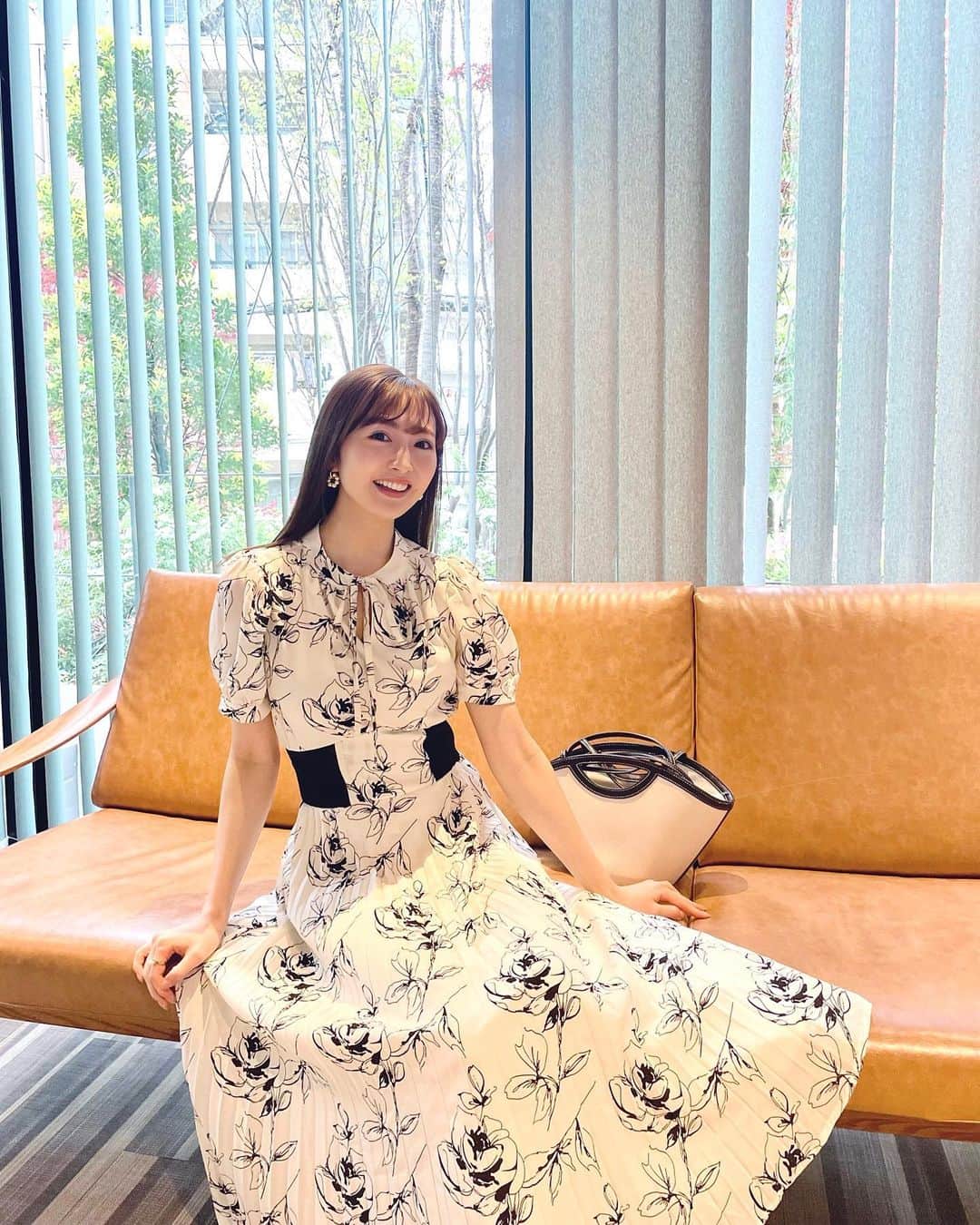 のインスタグラム：「♡ ・ ・ 日曜日😊 お天気良くて暖かくて最高〜！ これからお友達とランチに行くよ😋☀️  👗 @tocco_closet  リブ切り替えになっているので ウエストがキュッと着痩せできる〜♡  #tocco #toccocloset #トッコクローゼット #トッコ #春コーデ #春ワンピース」