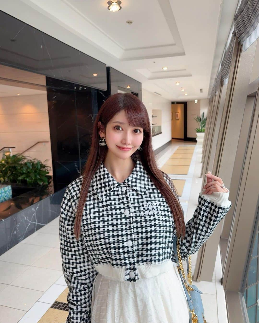 のインスタグラム：「. ☁️🪅⛲️🫧 皆様いかがお過ごしですか？ . 私は久しぶりにラウンドがない週末⛳️ 昨日行く予定だったけど雨だったので無しになって、 打ちっぱなしに行ってみたんだ〜🏌️‍♀️ ストーリーに少しだけ動画載せたよ💫 . . なんだか肩こり首こりが凄くて、脚も張ってて🤦🏻‍♀️ 身体が重たいので今日はマッサージに💨 . 身体を休ませたり、解したり、癒やしたり、、🌿 メンテナンスすることも大事だね🥺✨ . . #ゴルフ女子#ファッション#ootd#fashion#fashionstyle#miumiu#dior#japanesegirl#golf#golfgirl」