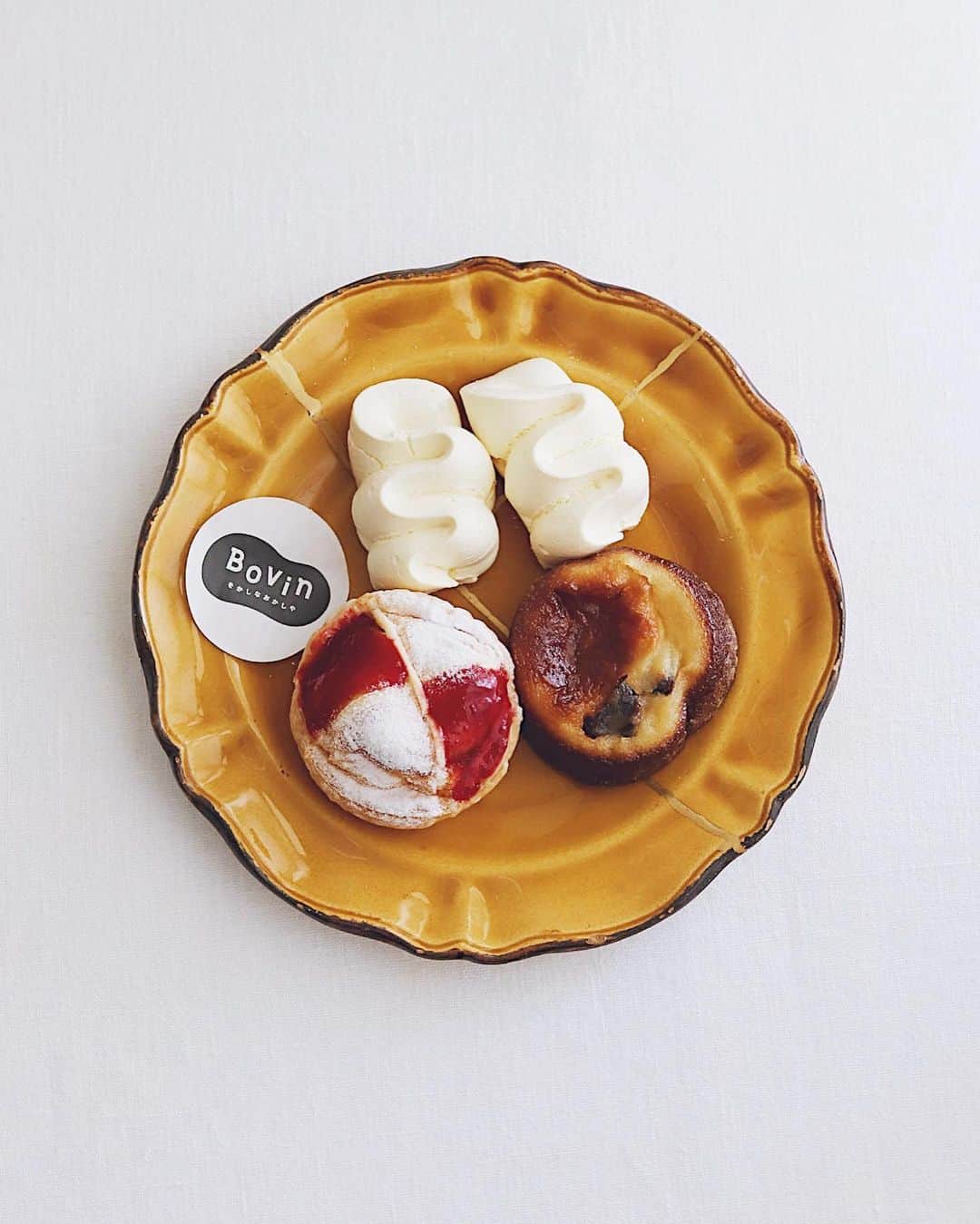 樋口正樹さんのインスタグラム写真 - (樋口正樹Instagram)「BOVIN . 隣の隣町にお菓子屋さんが 新しくオープンしてたので さっそくファーブルトンと、 ポンヌフとメレンゲ菓子を いただいてます。おいしい👍 . 「BOVIN ボヴァン」 東急線の洗足駅のからすぐ、 大岡山駅と北千束駅からも 行けるとこ、ほぼ環七沿い。 可愛らしい小さなお店です。  👉👉@bovin_2023 . 「ボ」から始る名前が好き🤗 . . . #BOVIN #ボヴァン #ポンヌフ #ファーブルトン #メレンゲ菓子 #大岡山 #洗足 #北千束 #お菓子屋さん #pontneuf #farbreton #meringue」4月16日 12時57分 - higuccini