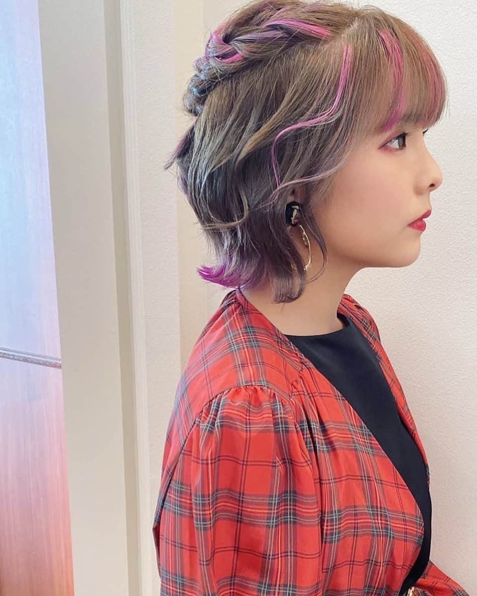 山田七海のインスタグラム：「本番前はいつもド緊張するけど、 こうやって毎回髪の毛を 可愛くしてくれる ヘアメイクさんのおかげで テンションが上がって 少し緊張もほぐれます🥹💜💕  #nanami #Okinawa #singer #歌マネ #山田七海」