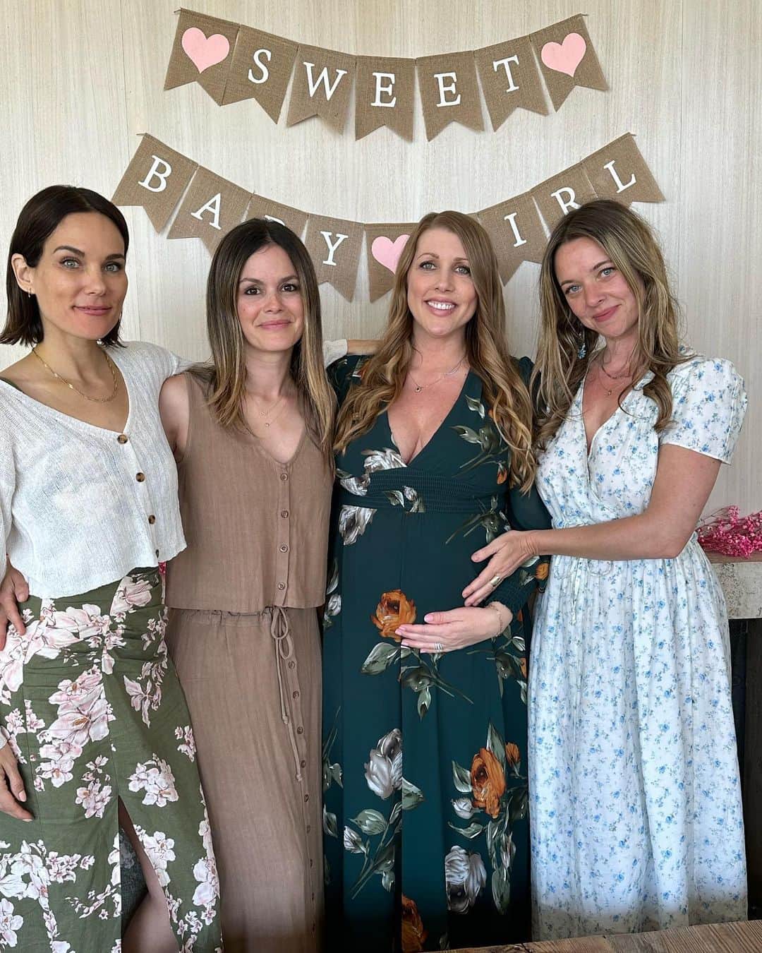 レイチェル・ビルソンのインスタグラム：「Today was a good day. Celebrating my little niece to be with all of my loves. Happy Shower @courtneyterrel 🌸」